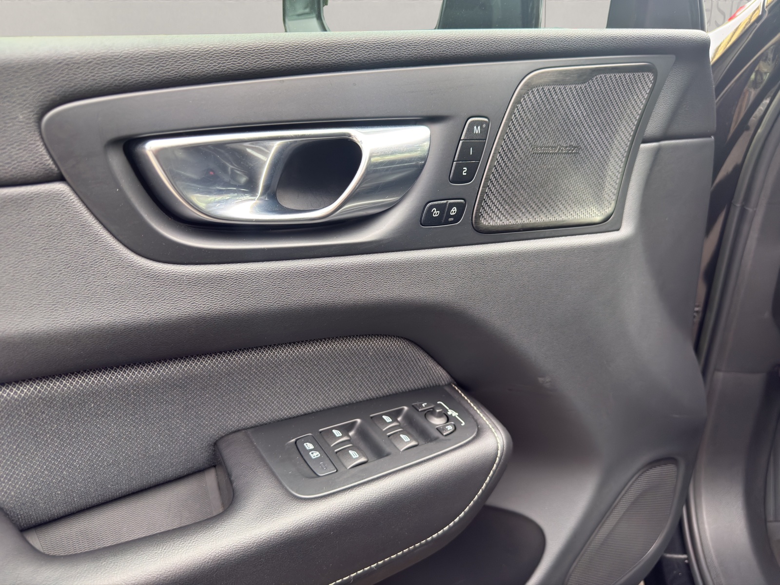 VOLVO XC60 2.0 B4 MH Plus Dark AWD-image-16