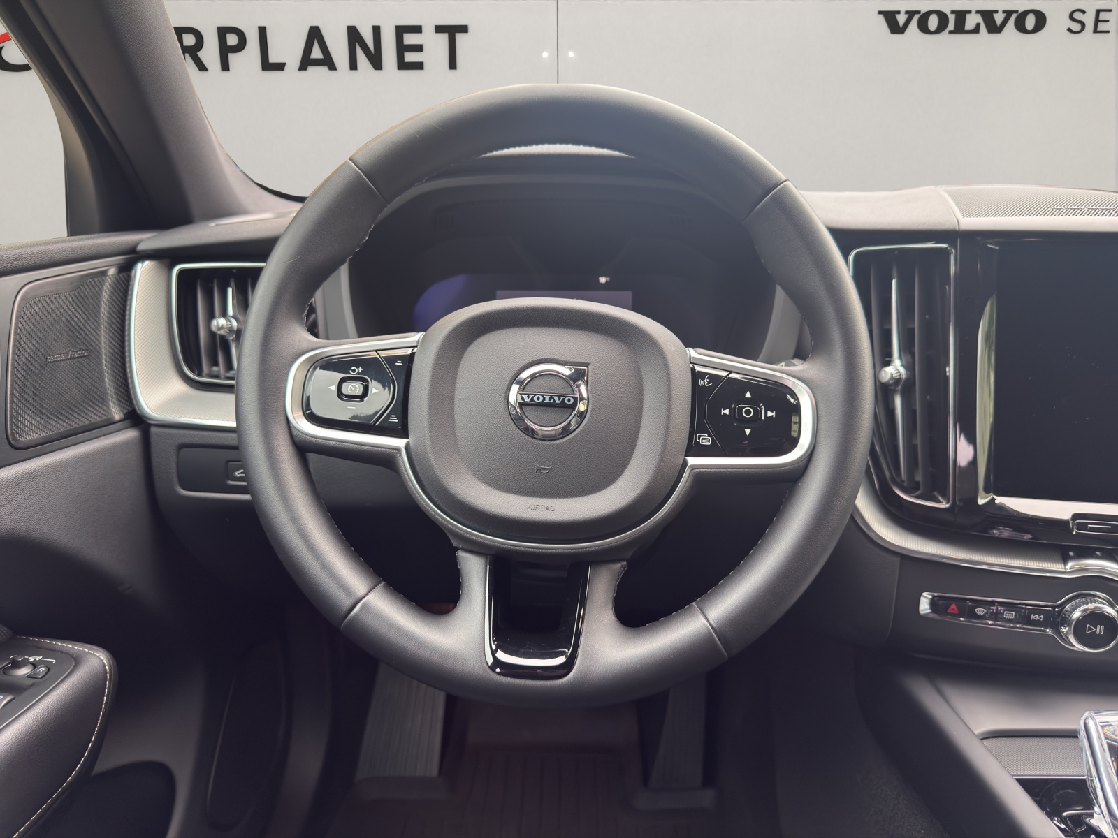 VOLVO XC60 2.0 B4 MH Plus Dark AWD-image-13
