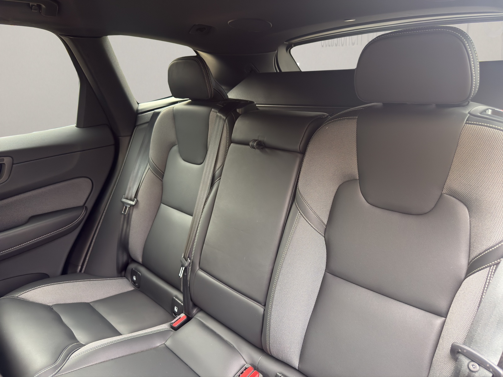 VOLVO XC60 2.0 B4 MH Plus Dark AWD-image-11