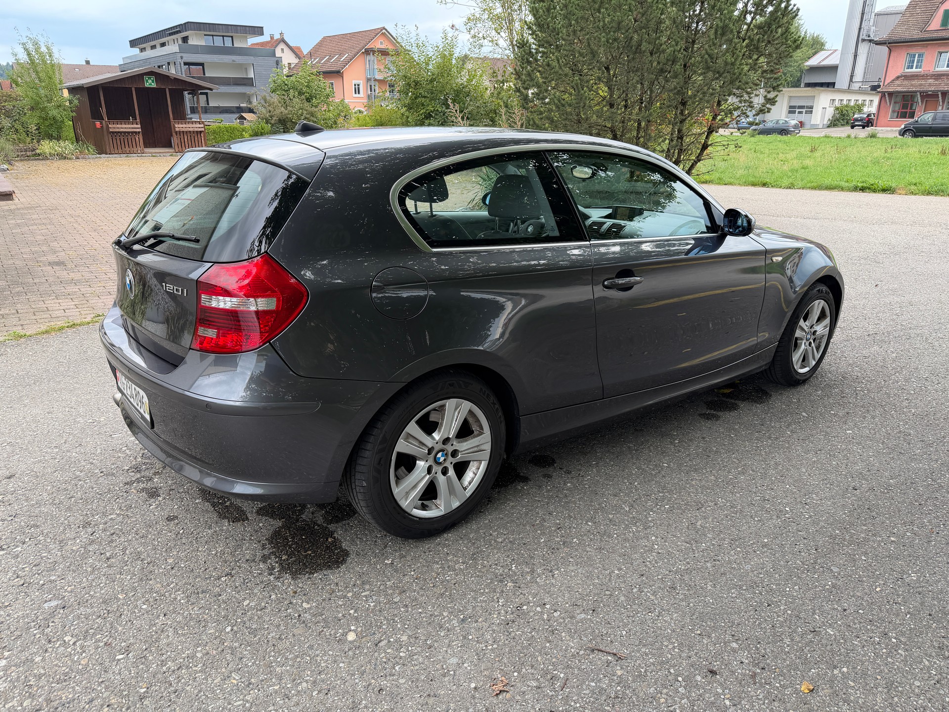 BMW 120i-image-3