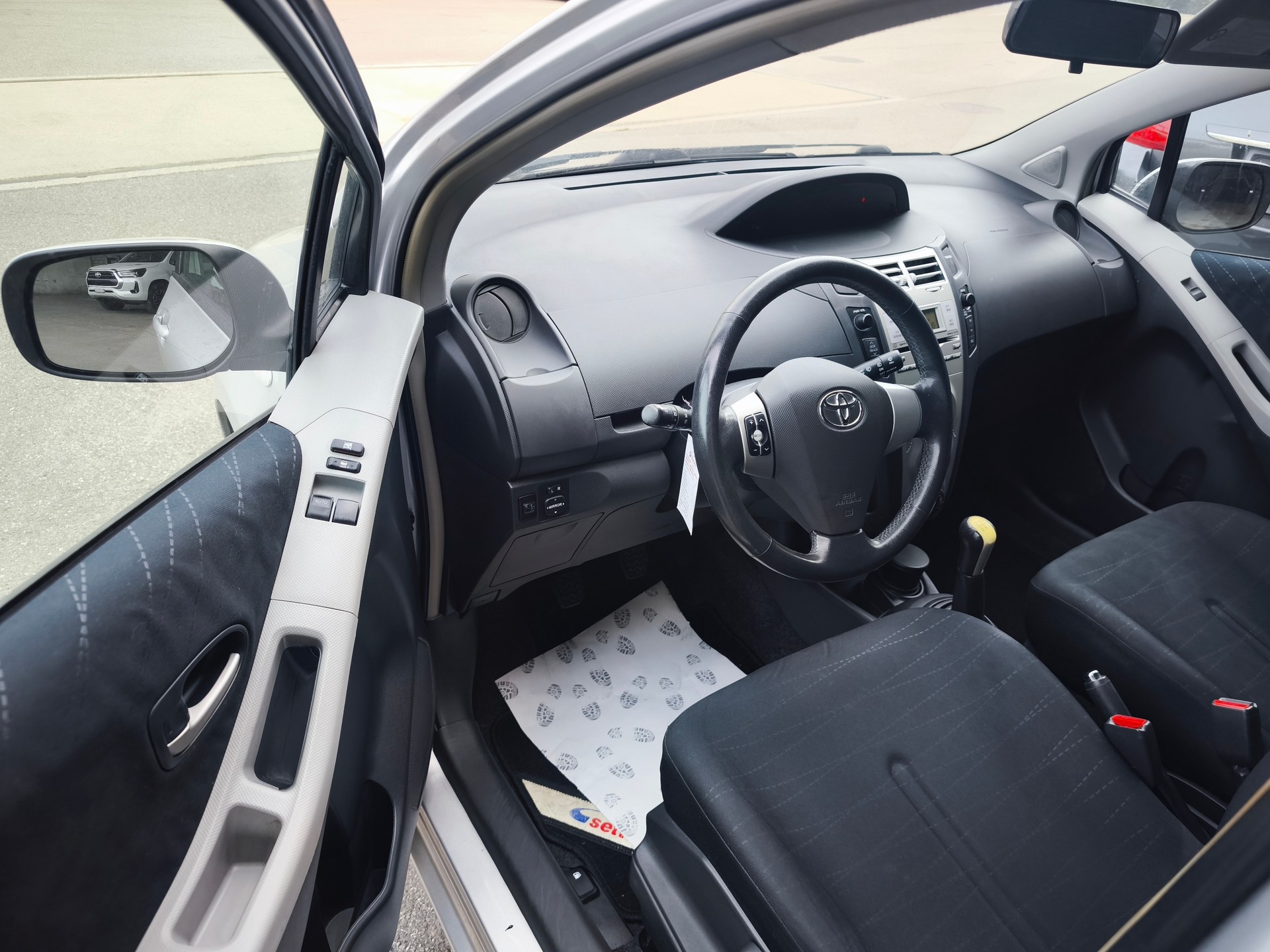 TOYOTA Yaris 1.3 Linea Sol-image-10