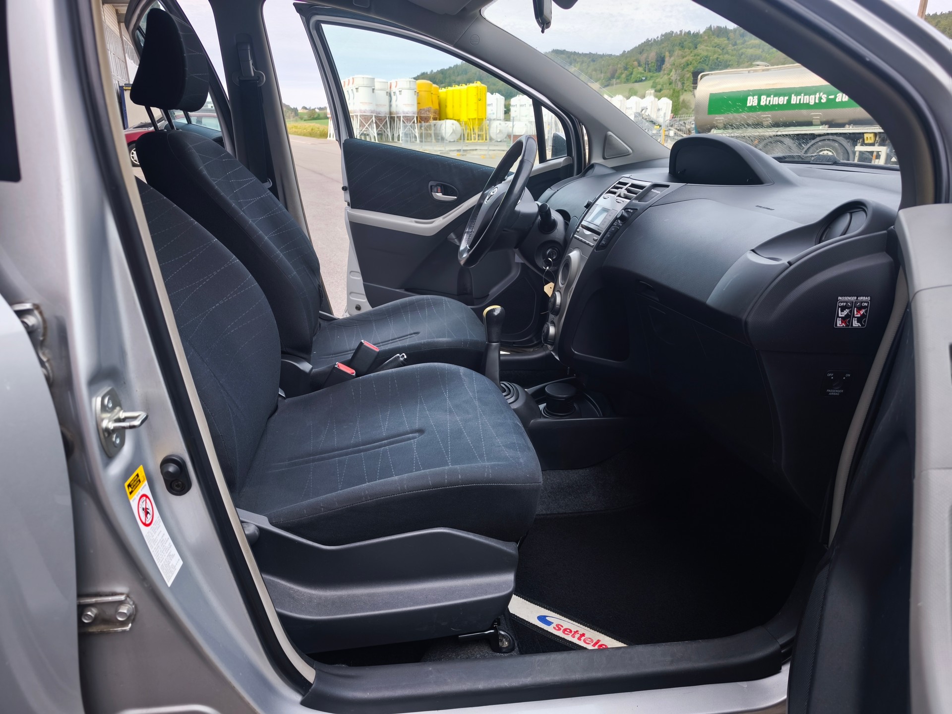 TOYOTA Yaris 1.3 Linea Sol-image-6