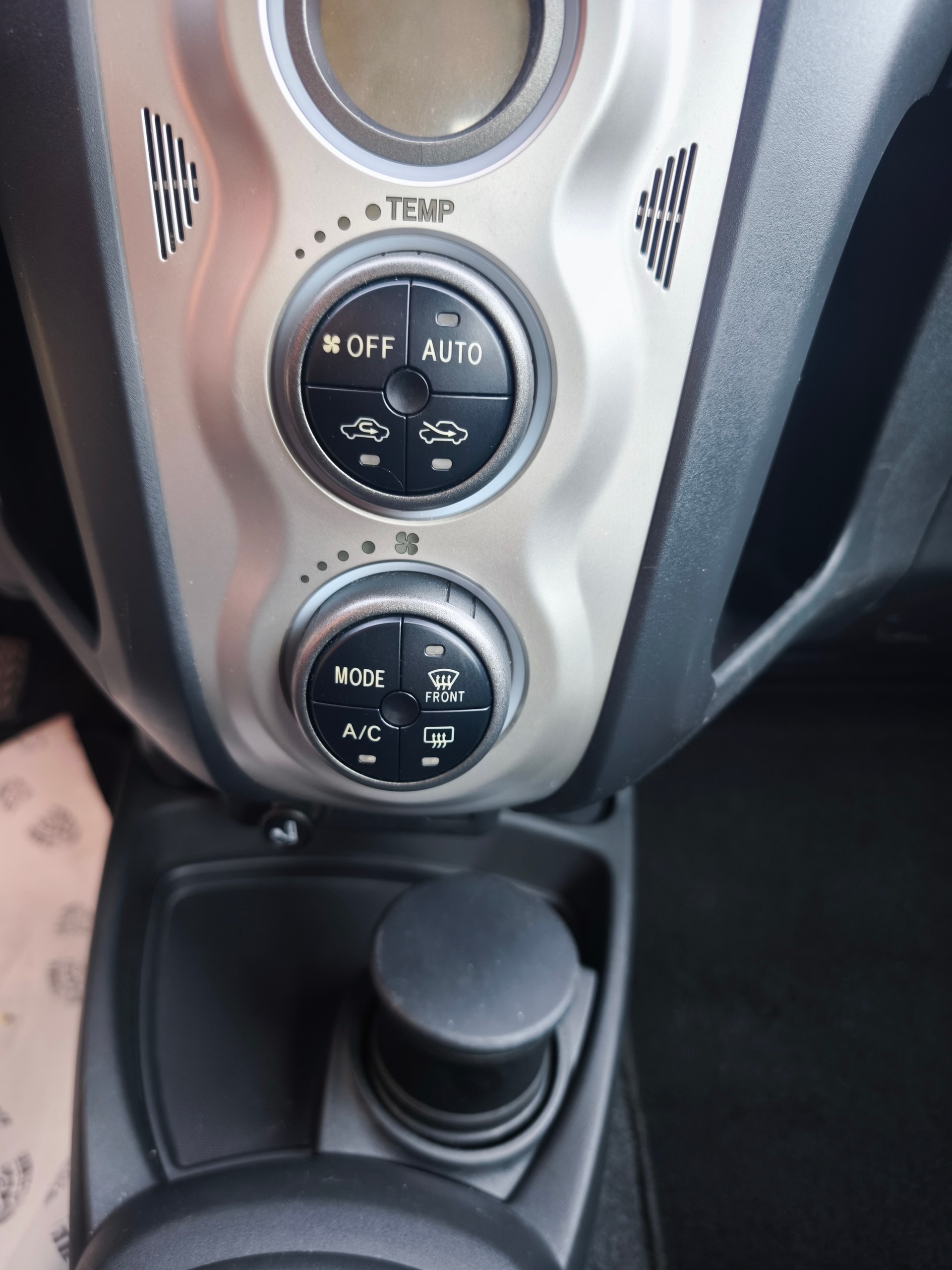 TOYOTA Yaris 1.3 Linea Sol-image-11