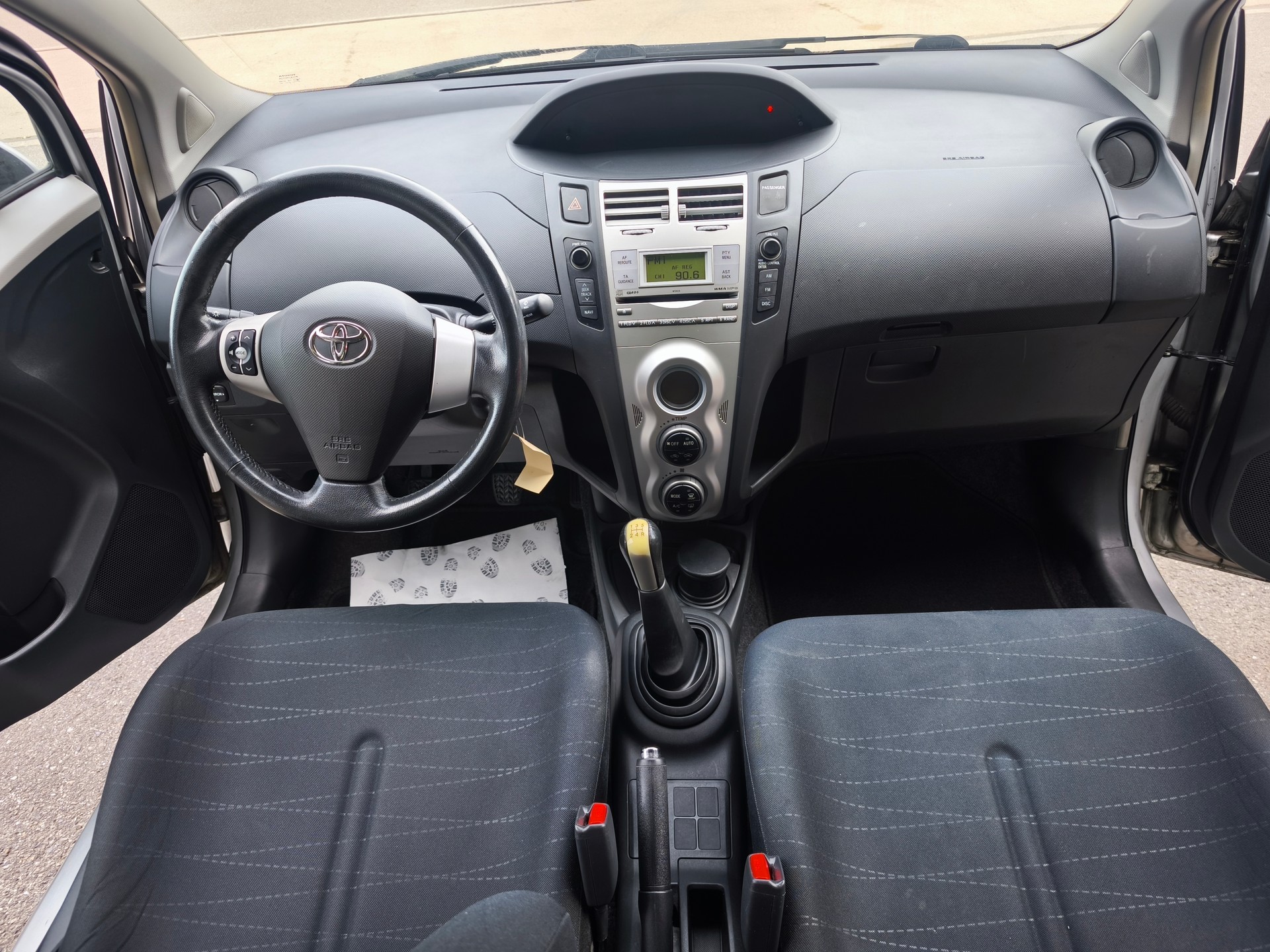 TOYOTA Yaris 1.3 Linea Sol-image-9