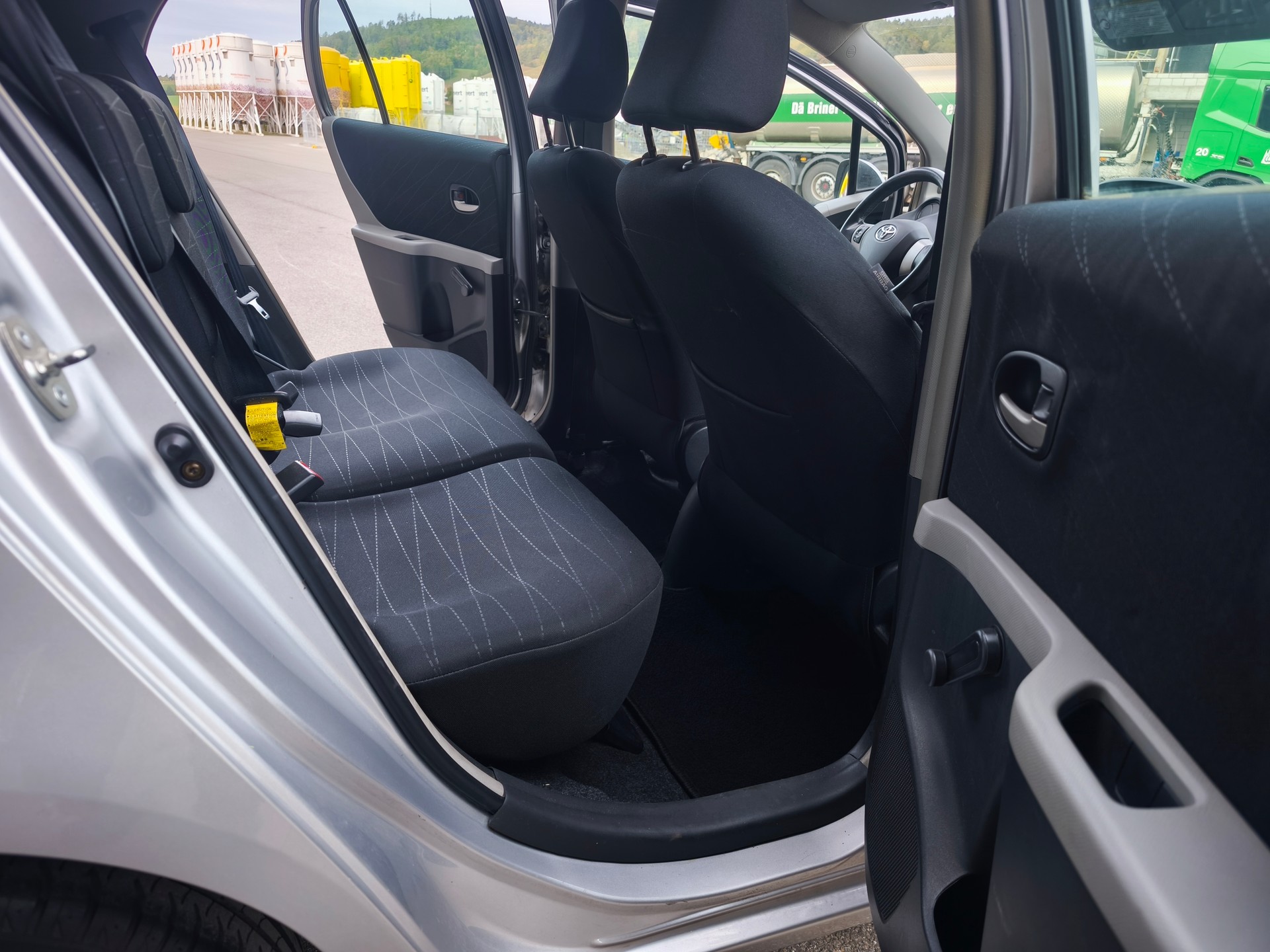 TOYOTA Yaris 1.3 Linea Sol-image-7