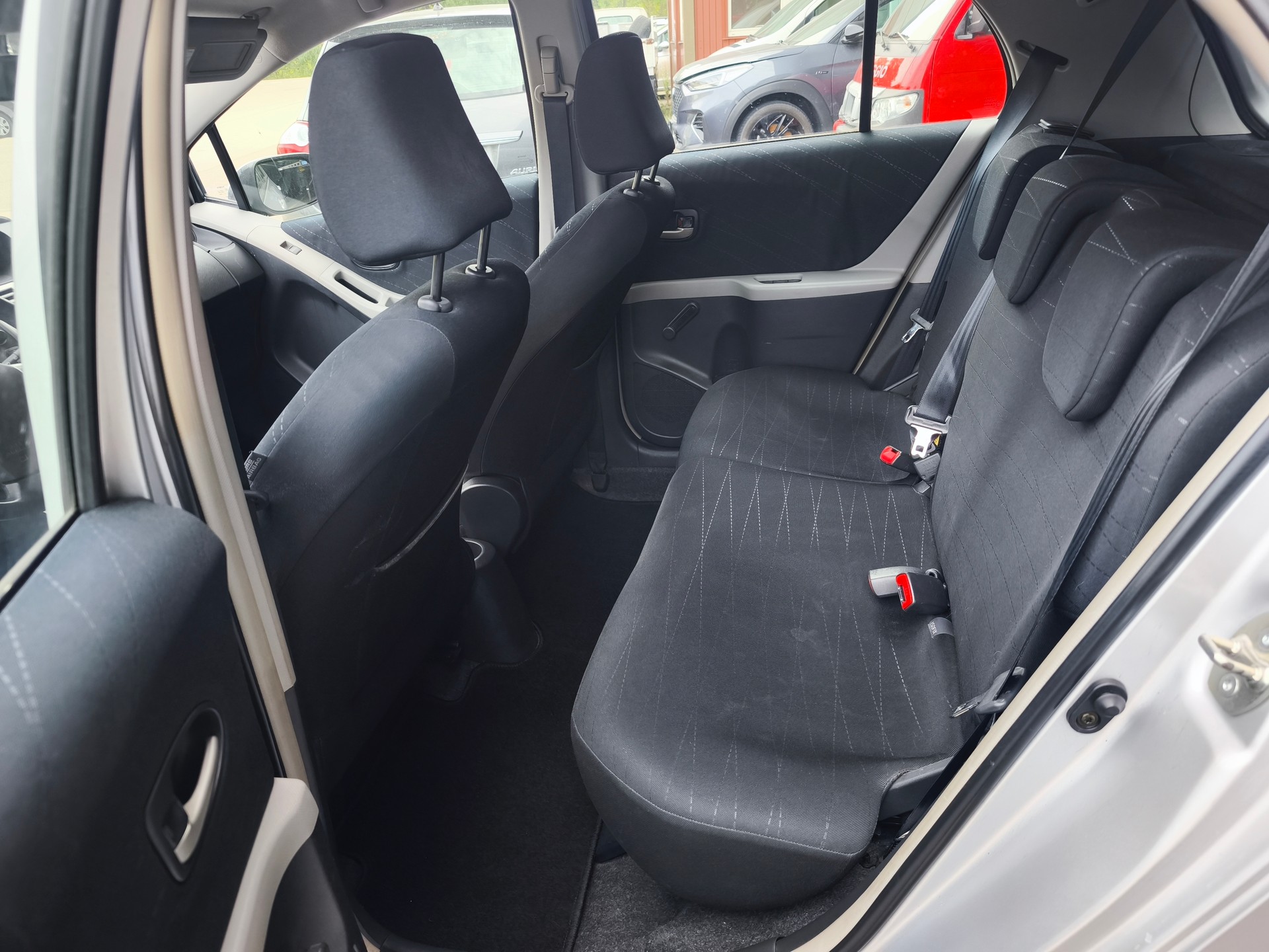 TOYOTA Yaris 1.3 Linea Sol-image-8