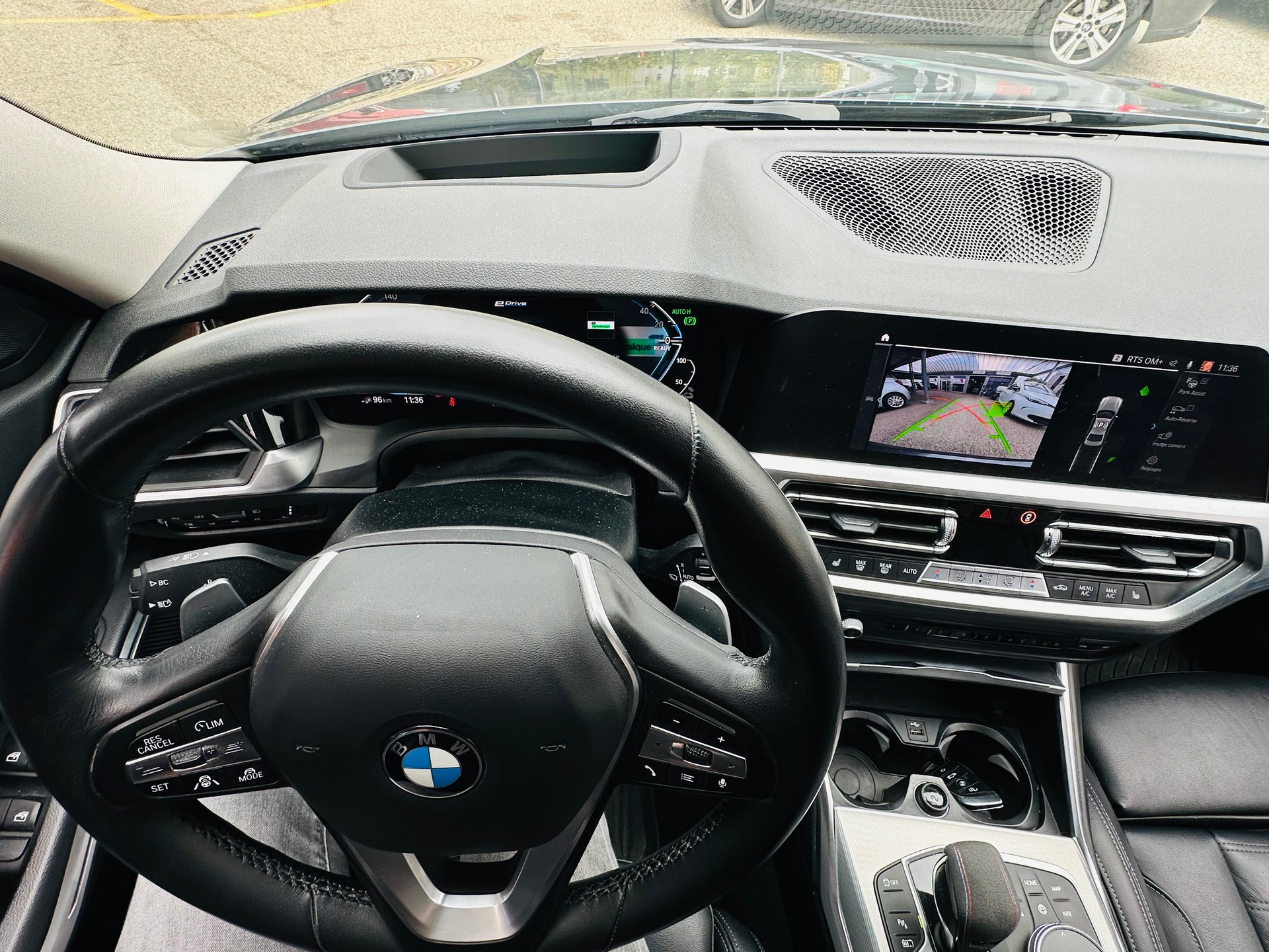 BMW 330e xDrive Steptronic-image-14