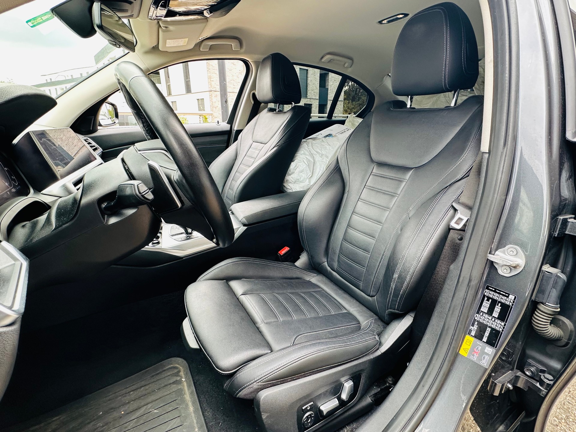 BMW 330e xDrive Steptronic-image-11