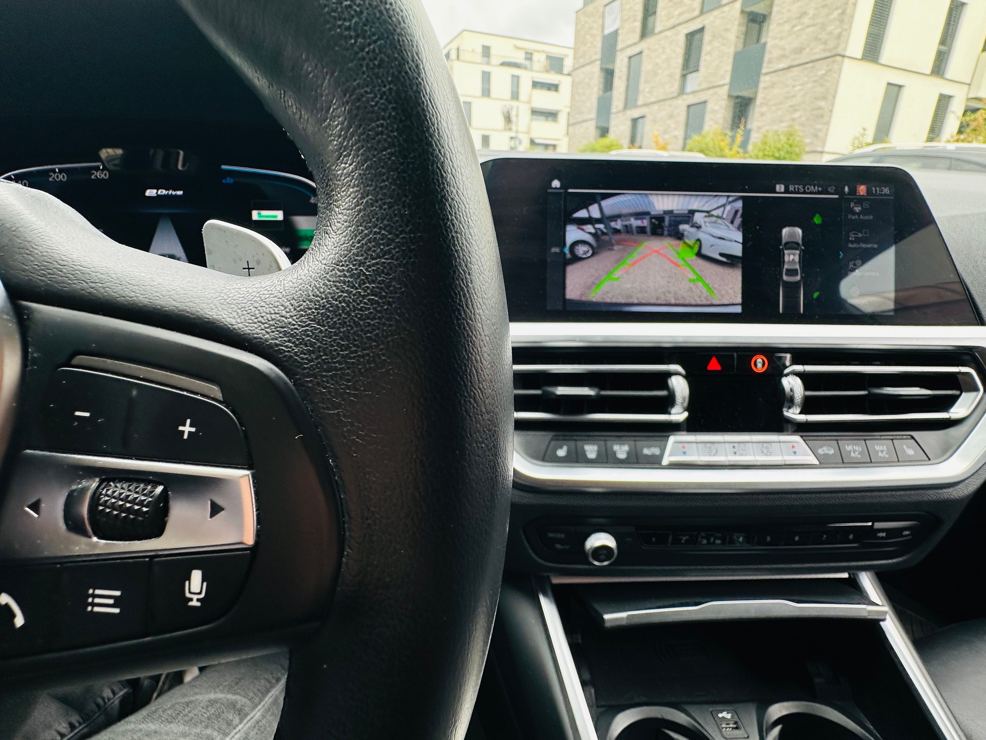BMW 330e xDrive Steptronic-image-15