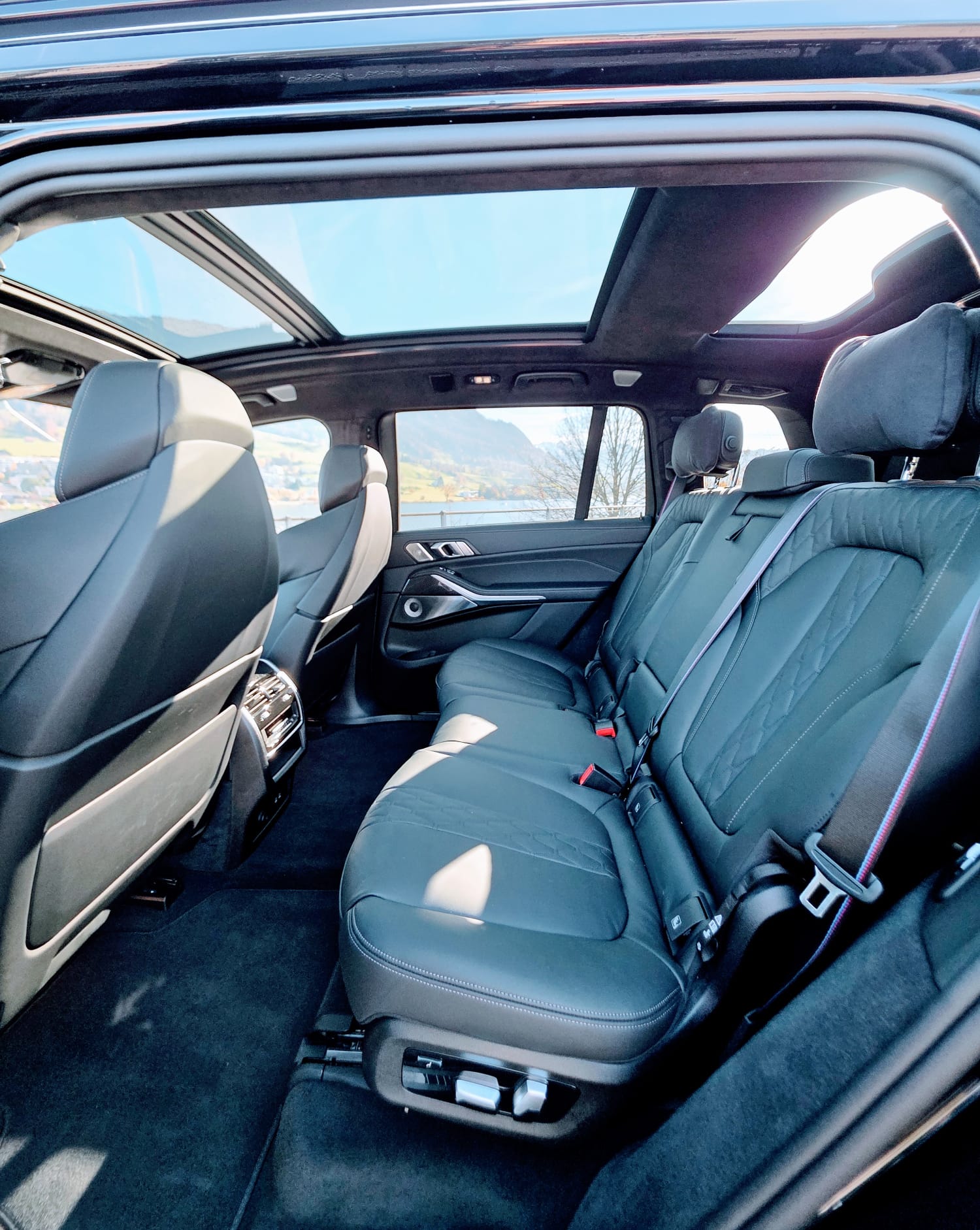 BMW M60i-image-9