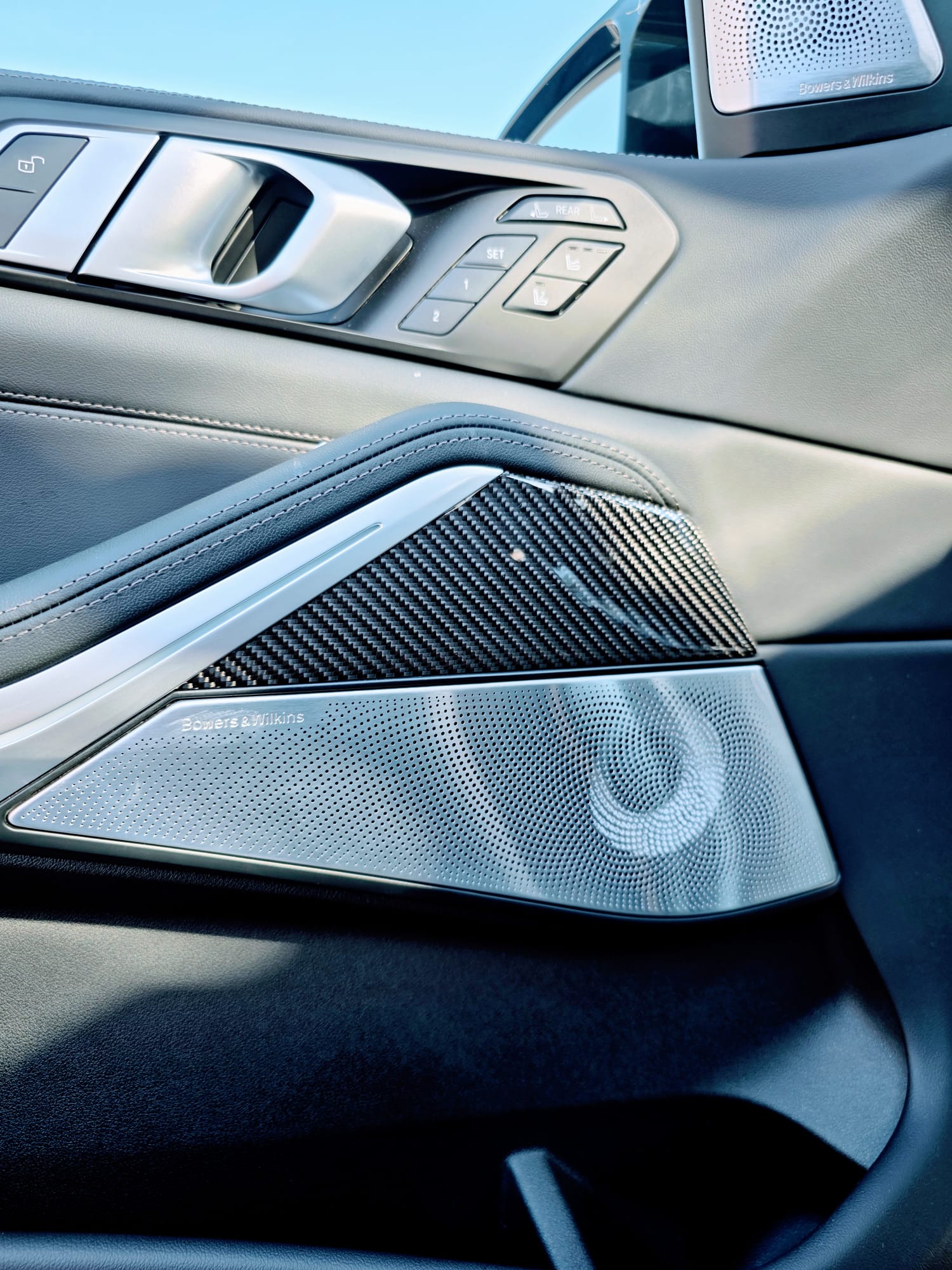 BMW M60i-image-18