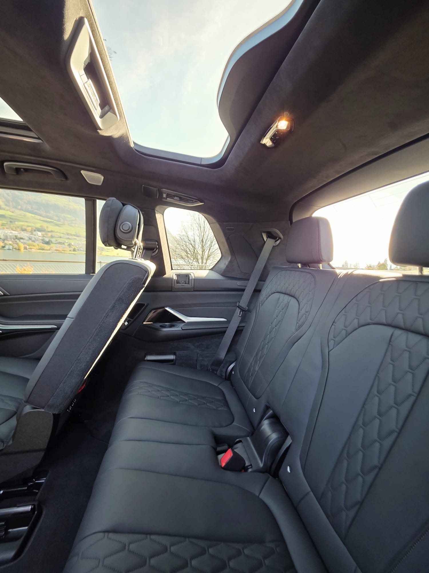 BMW M60i-image-10