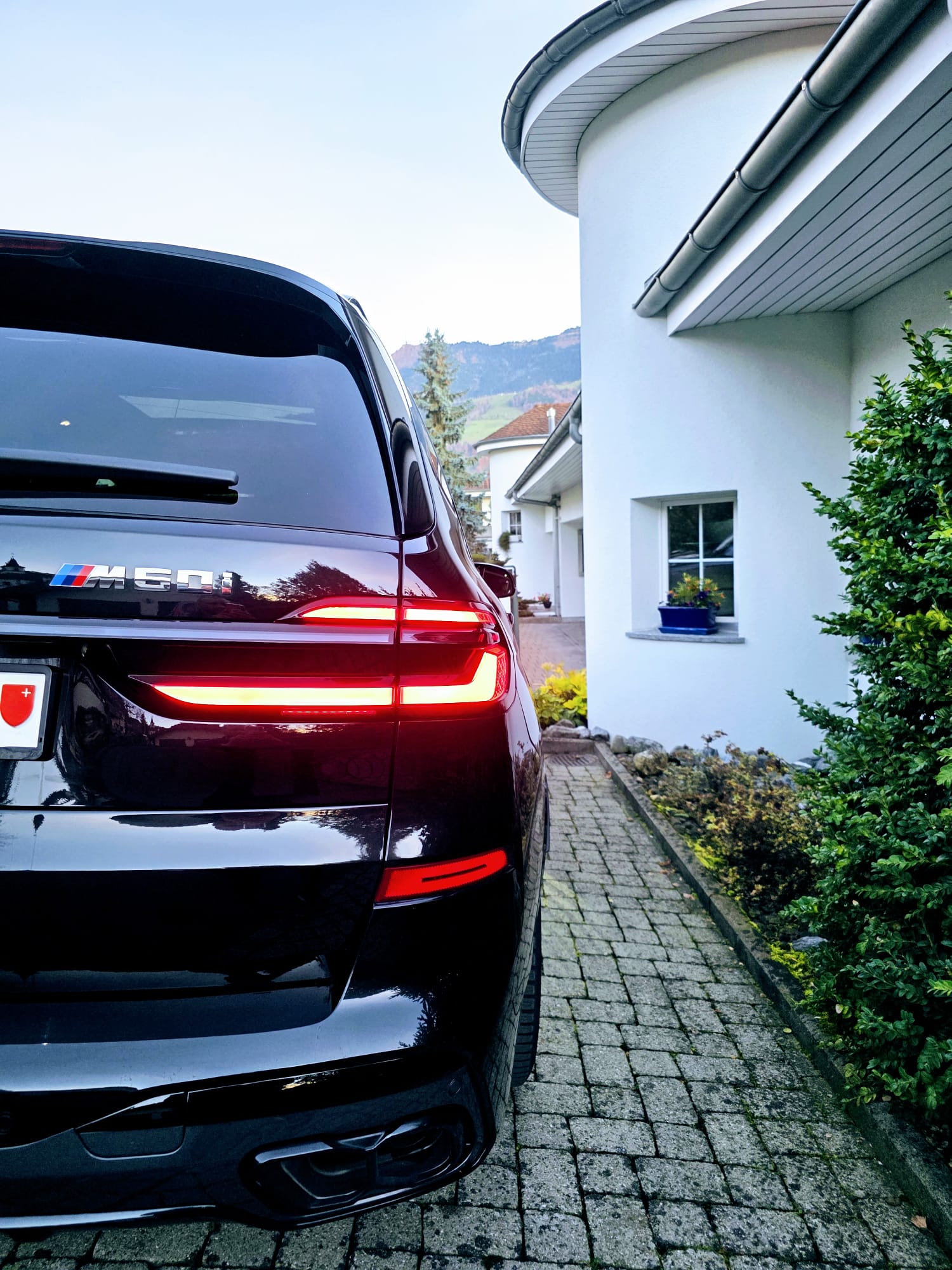 BMW M60i-image-19