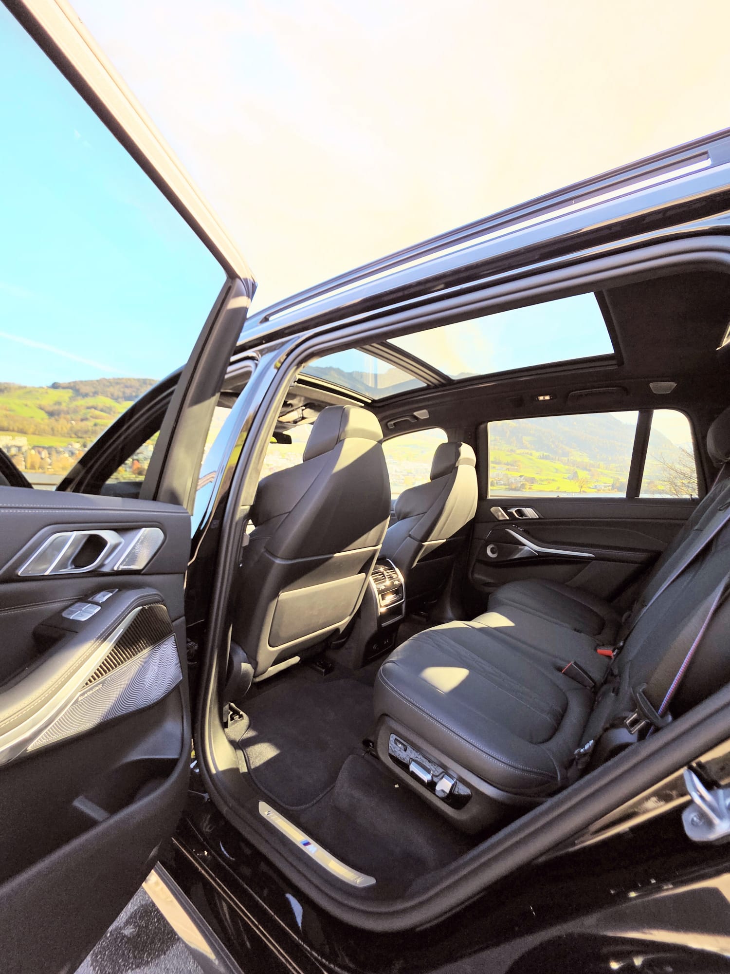 BMW M60i-image-11