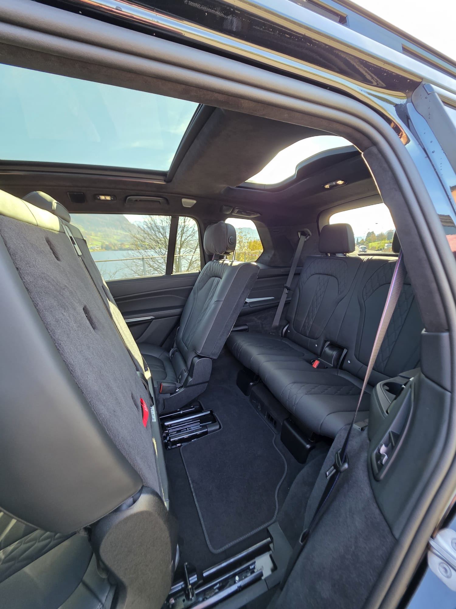 BMW M60i-image-12