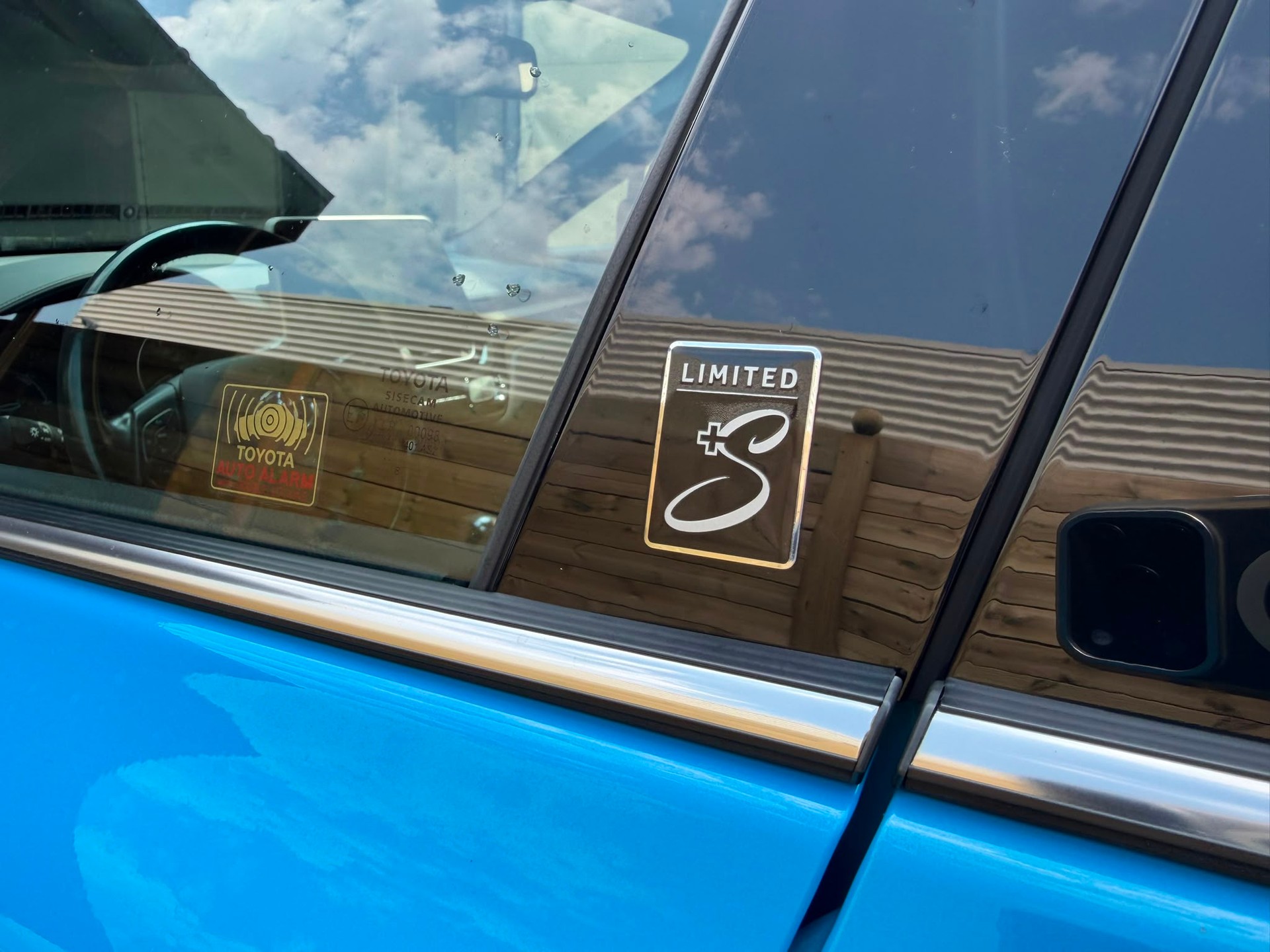 TOYOTA C-HR 1.8 HSD Swiss Limited Edition CVT *Attelage*-image-23