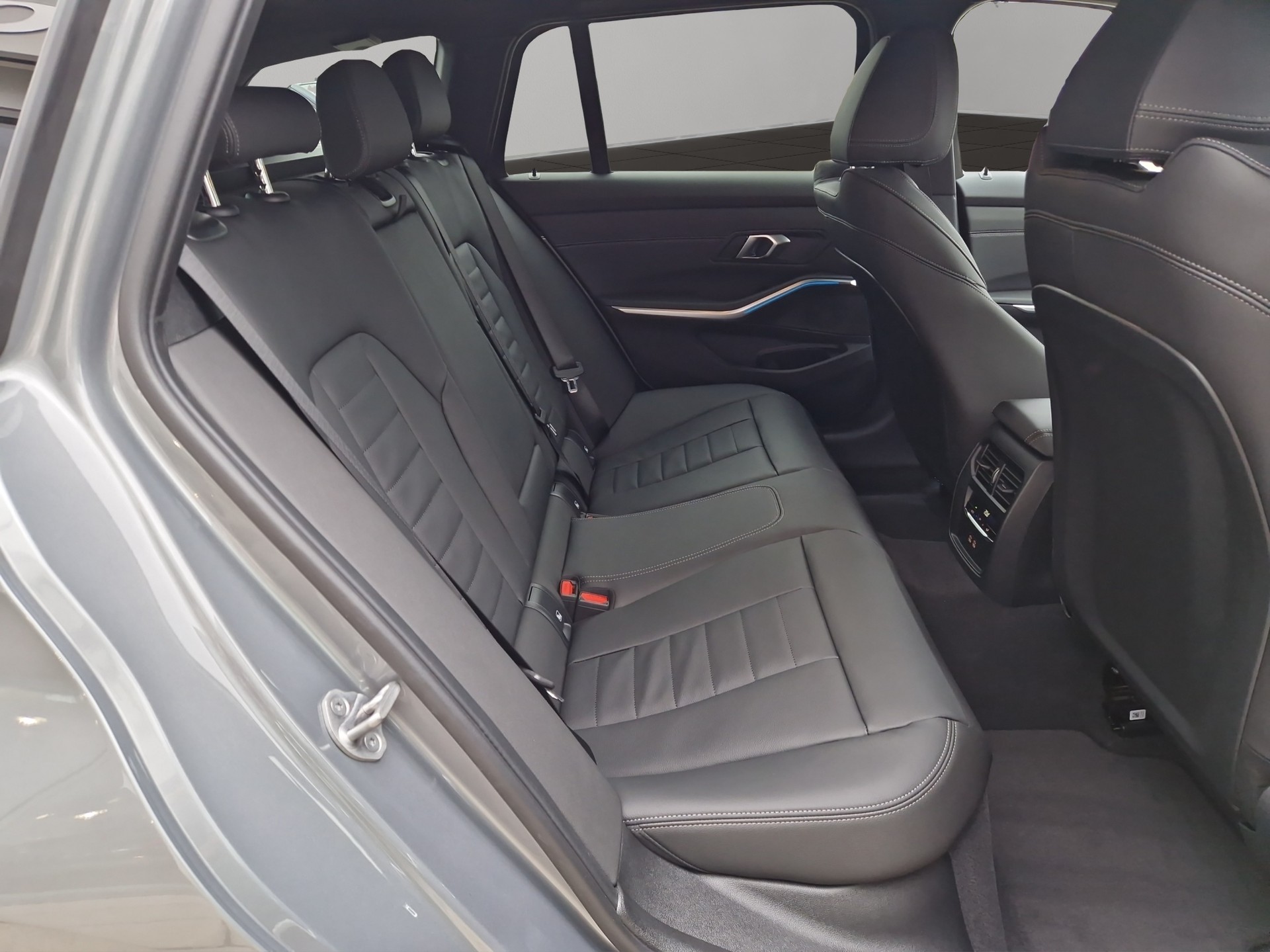 BMW 320d xDrive 48V Touring Steptronic M Sport-image-15