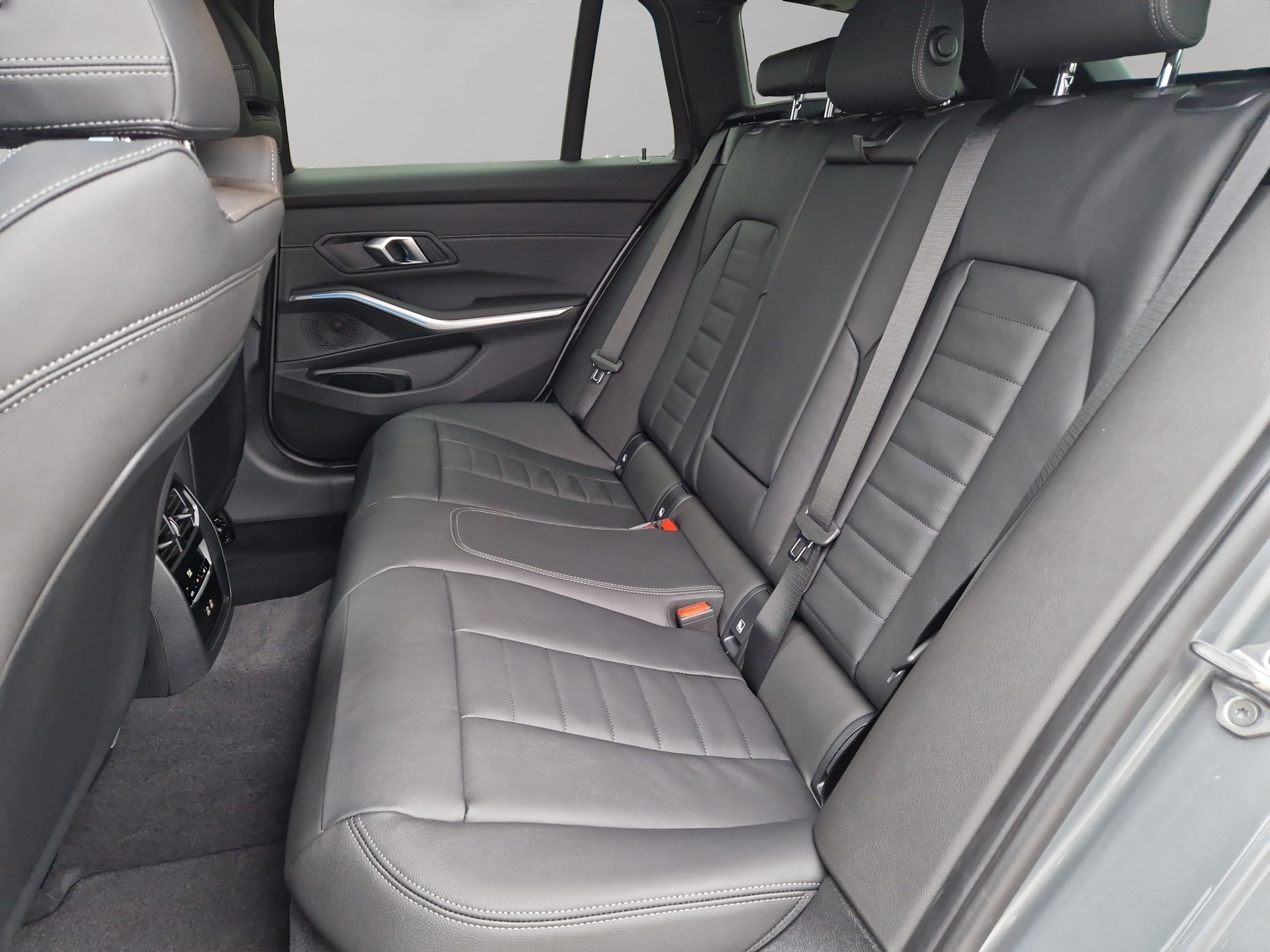 BMW 320d xDrive 48V Touring Steptronic M Sport-image-14