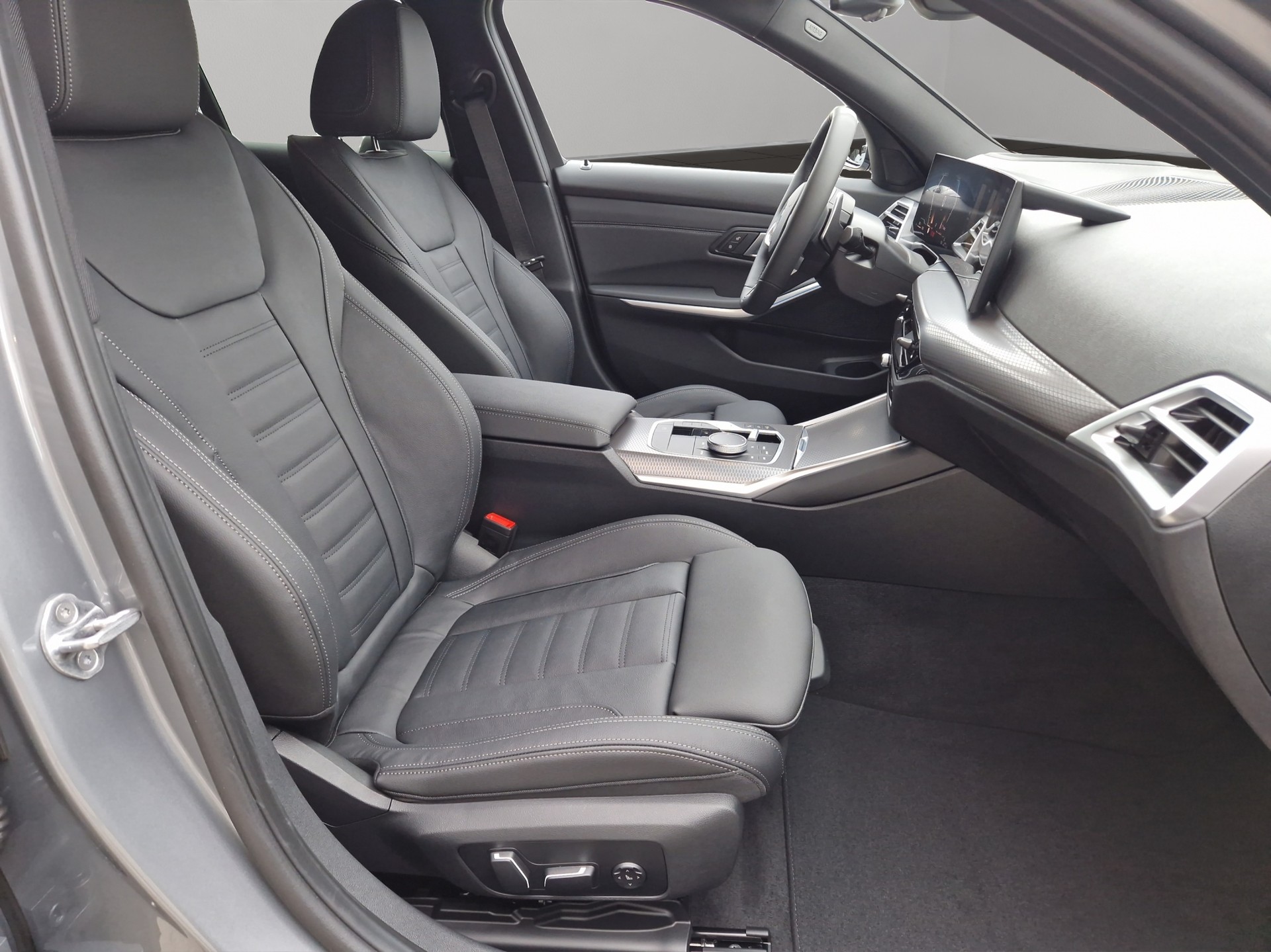 BMW 320d xDrive 48V Touring Steptronic M Sport-image-13