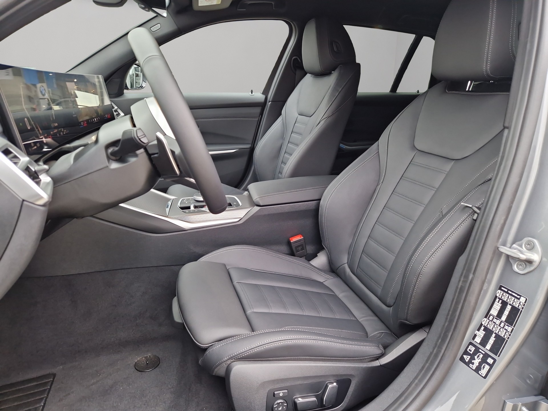 BMW 320d xDrive 48V Touring Steptronic M Sport-image-12
