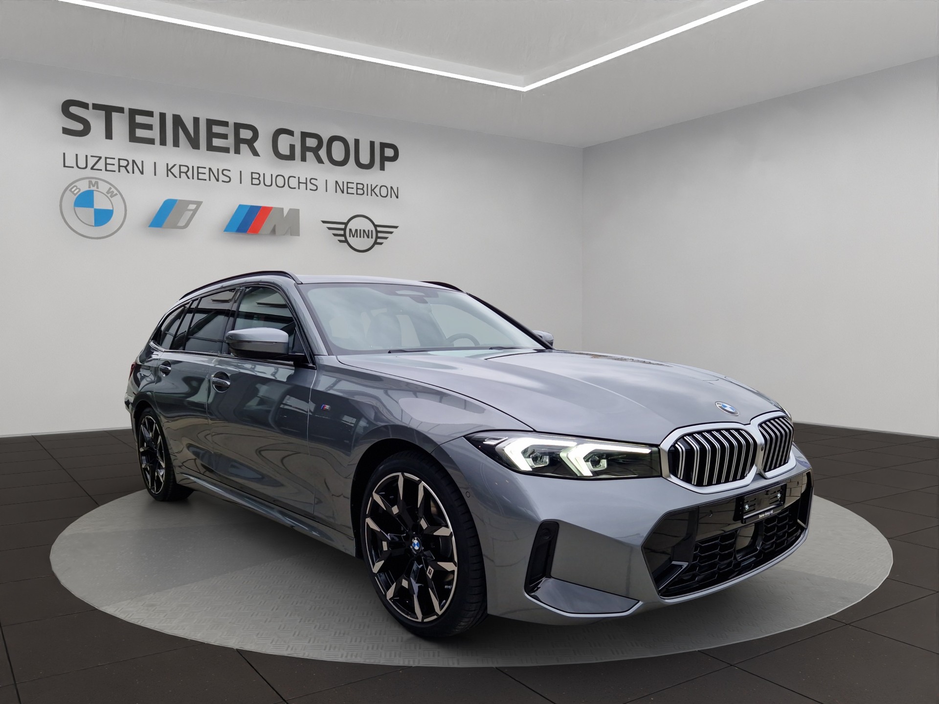 BMW 320d xDrive 48V Touring Steptronic M Sport-image-1