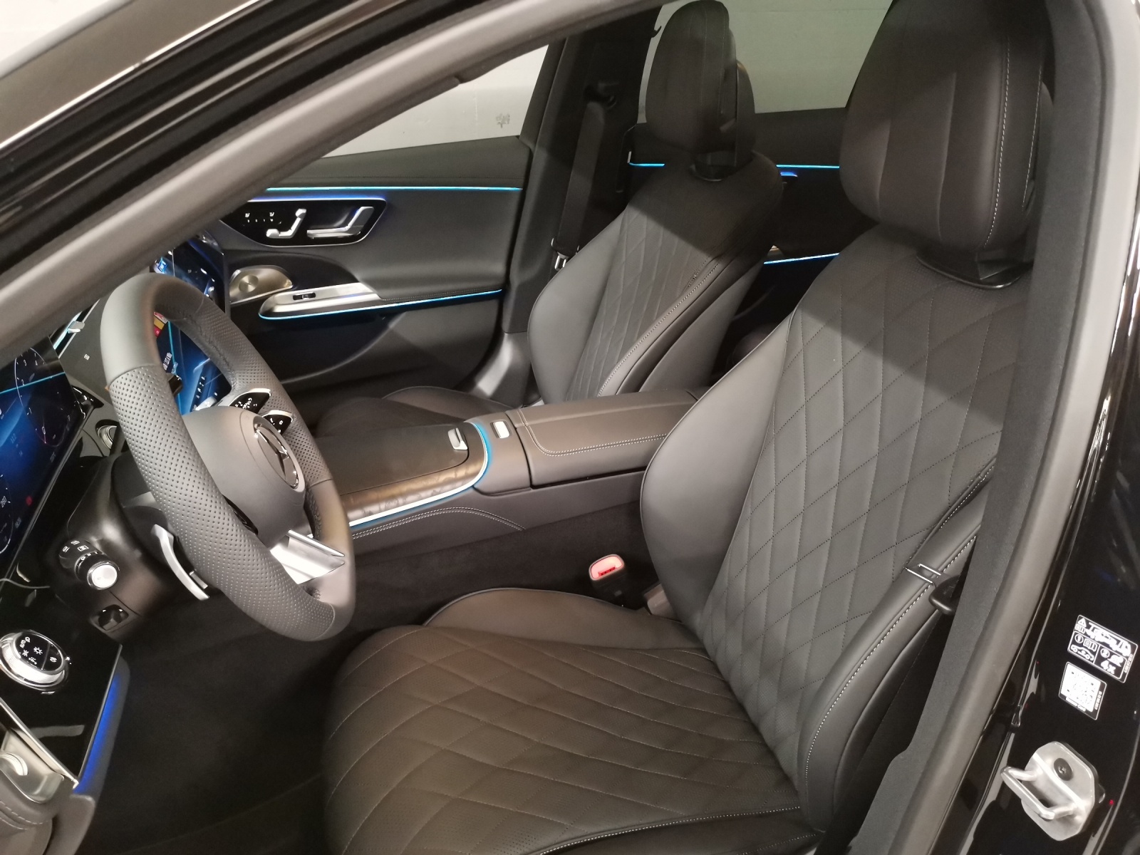MERCEDES-BENZ E 220 d AMG Line 4Matic-image-14