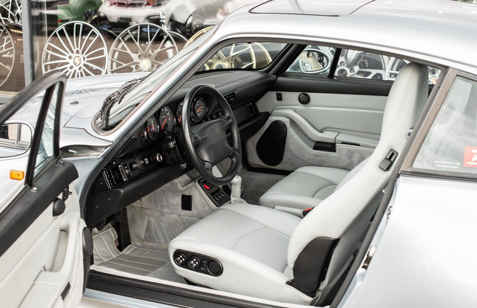 PORSCHE 911 Carrera 4S-image-6