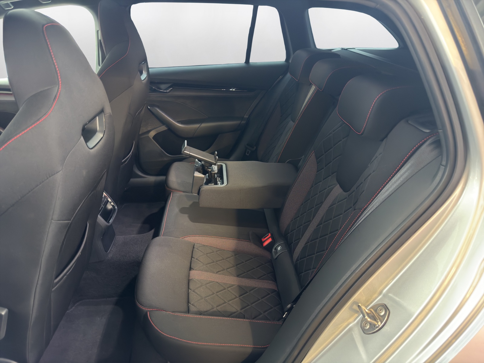 SKODA Octavia Combi 2.0 TSI DSG RS-image-10