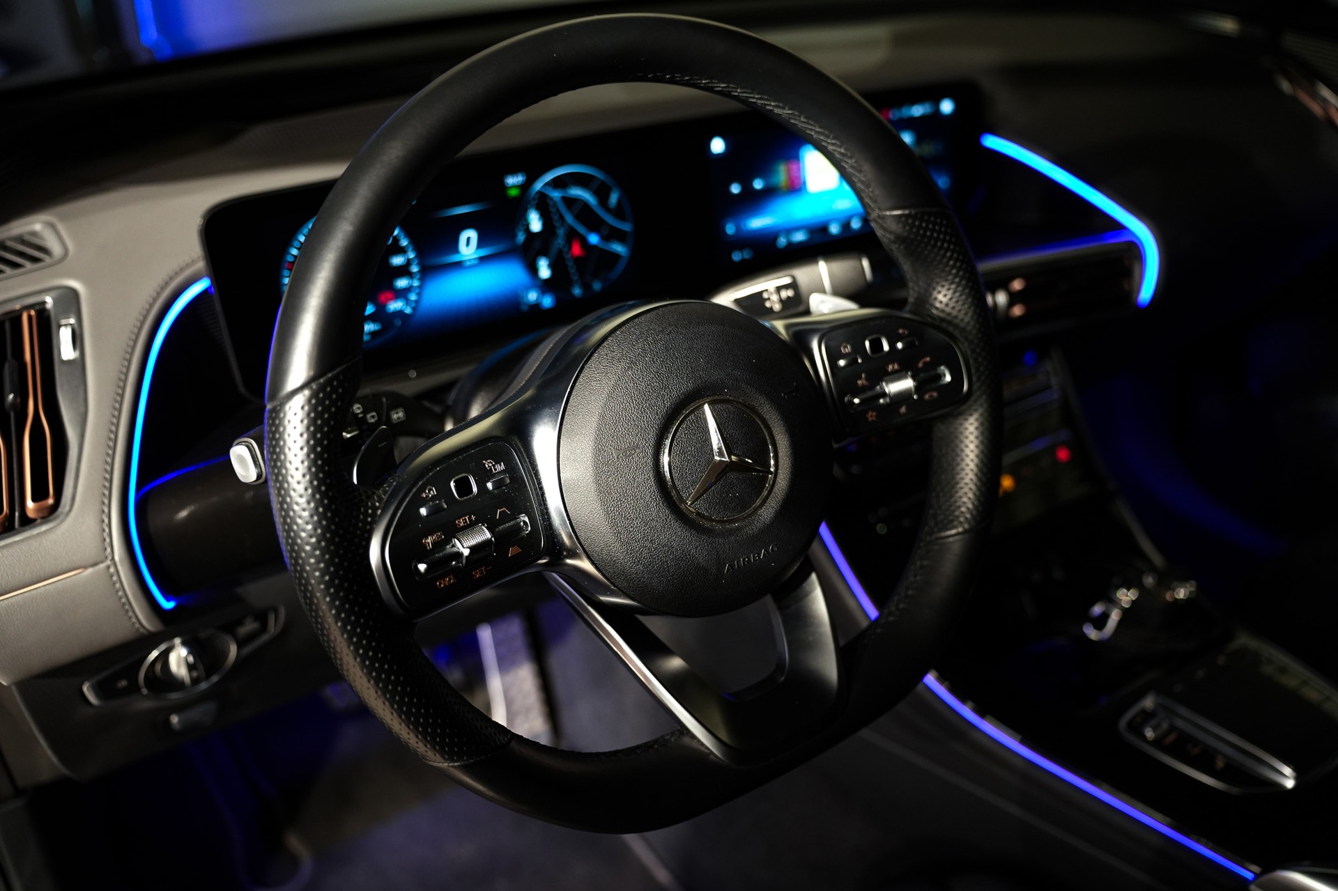 MERCEDES-BENZ EQC 400 AMG Line 4Matic-image-17