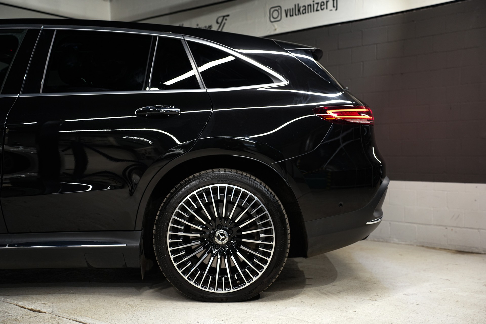 MERCEDES-BENZ EQC 400 AMG Line 4Matic-image-7