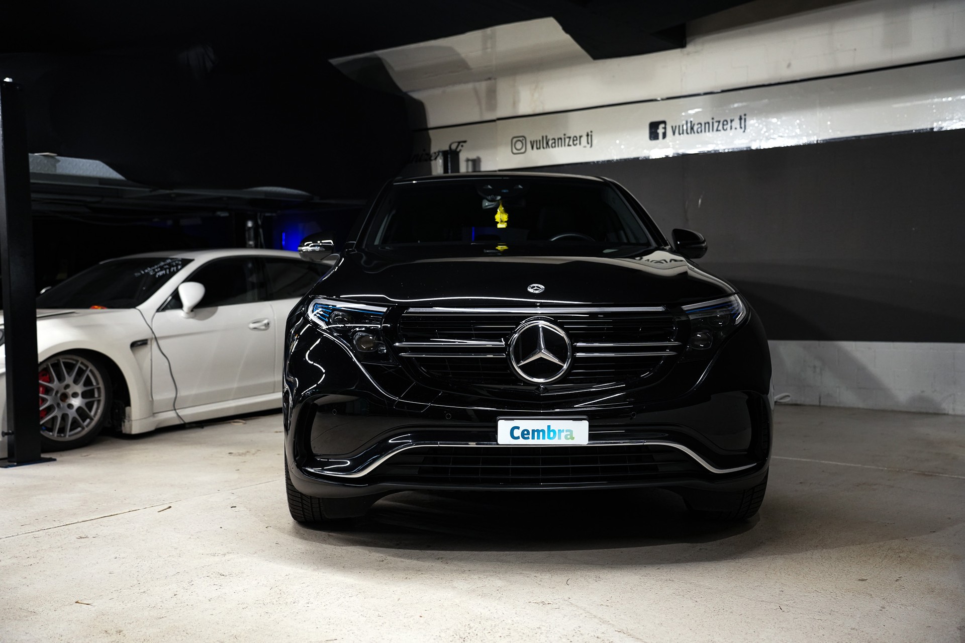 MERCEDES-BENZ EQC 400 AMG Line 4Matic-showroom-element-3