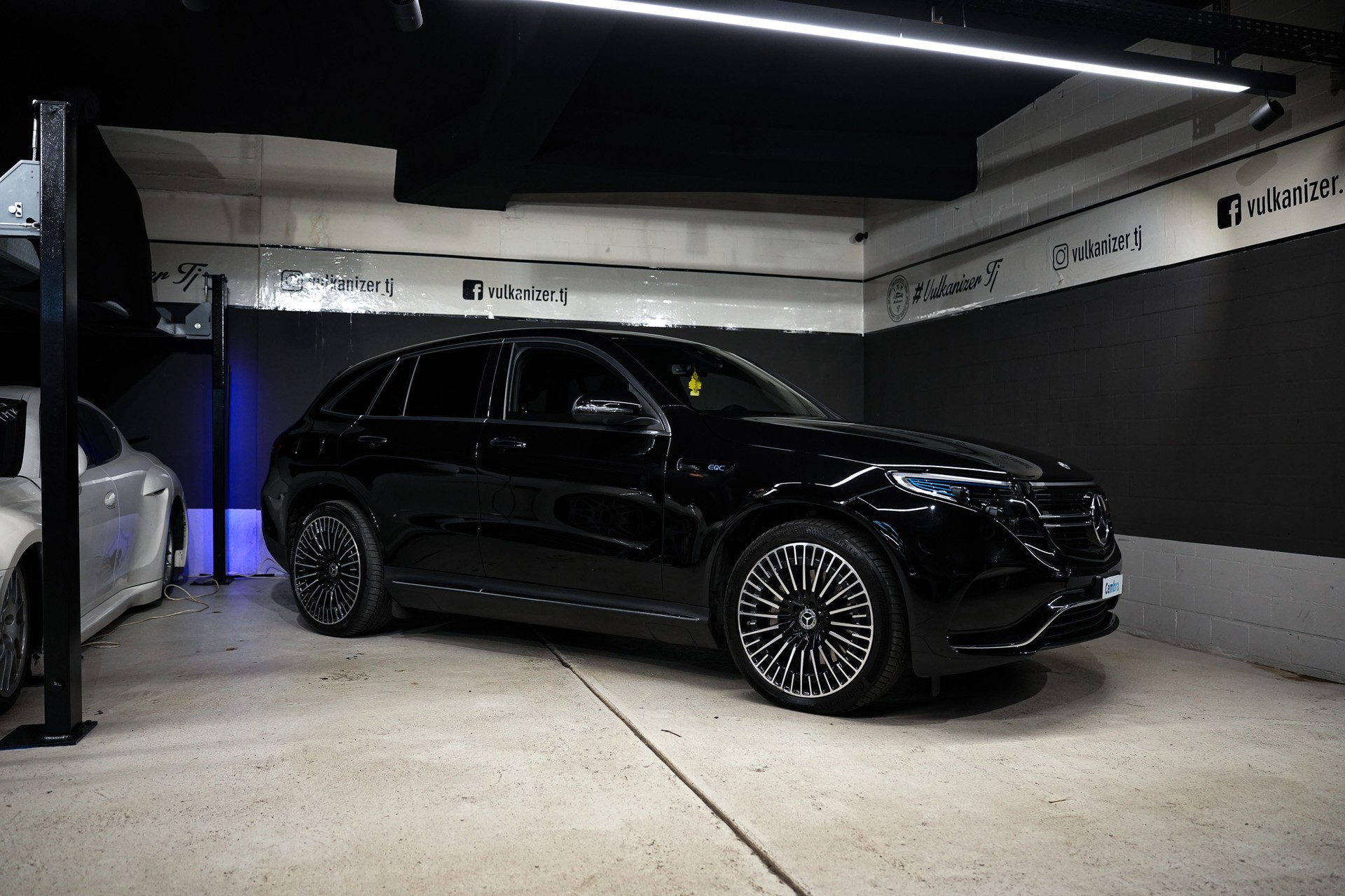 MERCEDES-BENZ EQC 400 AMG Line 4Matic-showroom-element-1