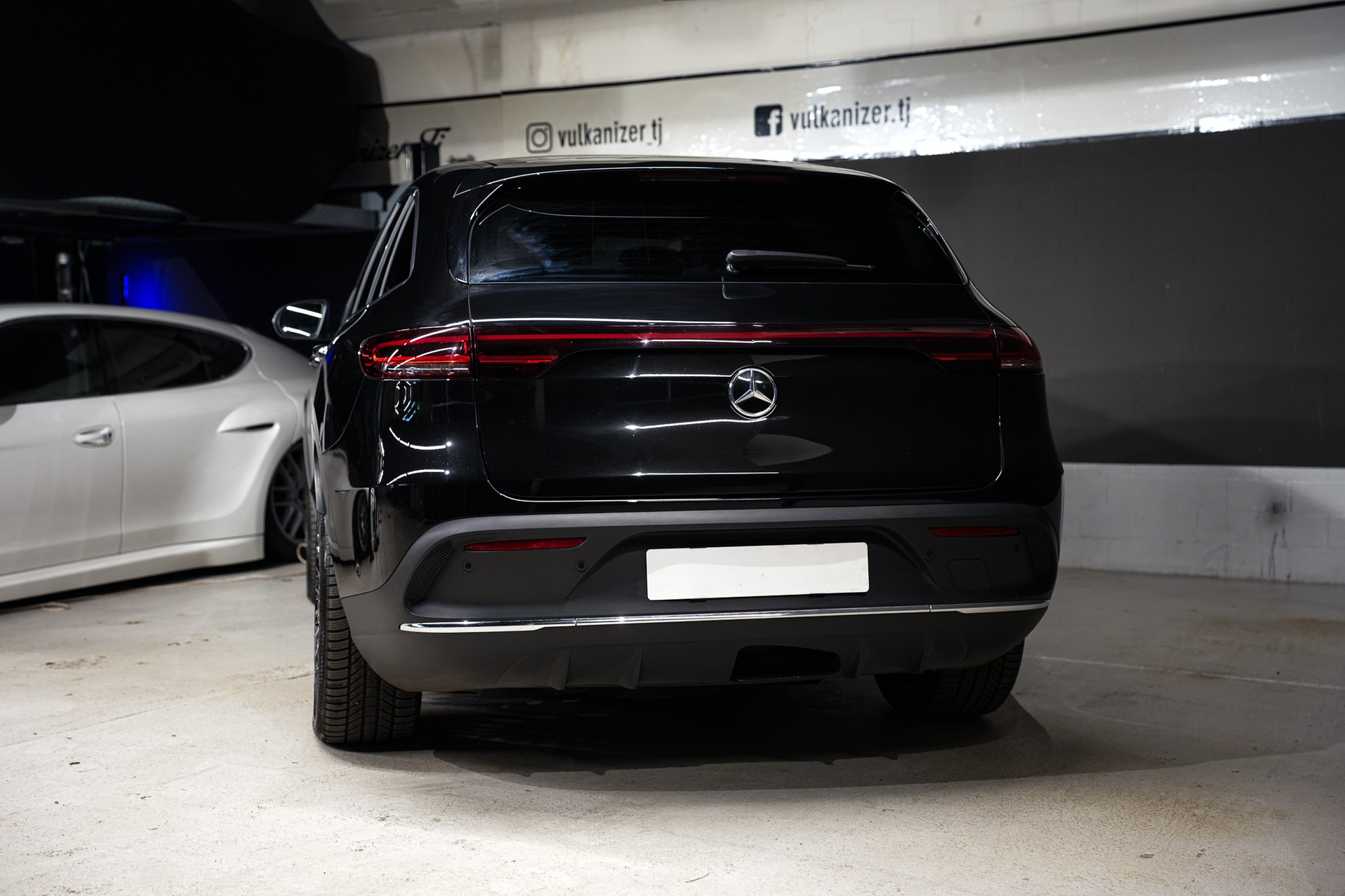 MERCEDES-BENZ EQC 400 AMG Line 4Matic-image-8