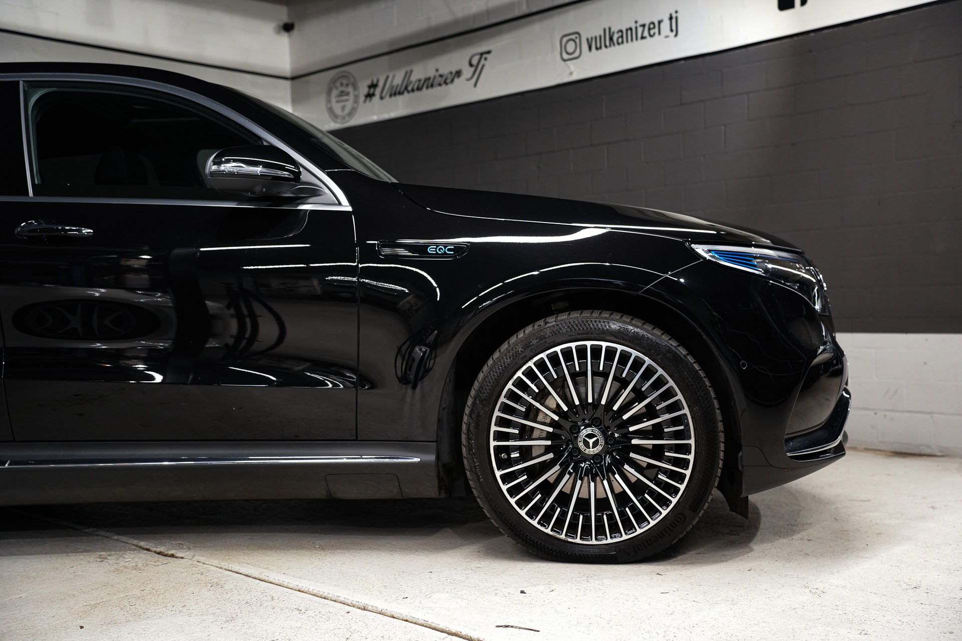 MERCEDES-BENZ EQC 400 AMG Line 4Matic-showroom-element-2