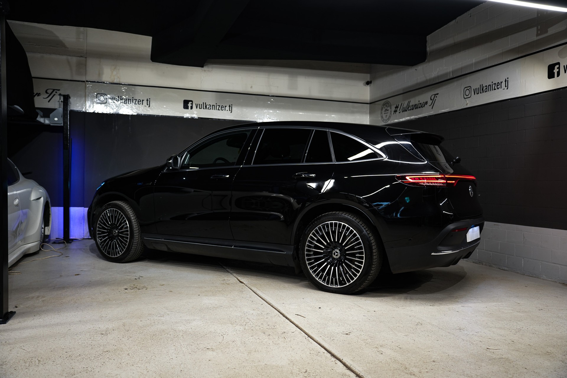 MERCEDES-BENZ EQC 400 AMG Line 4Matic-image-5