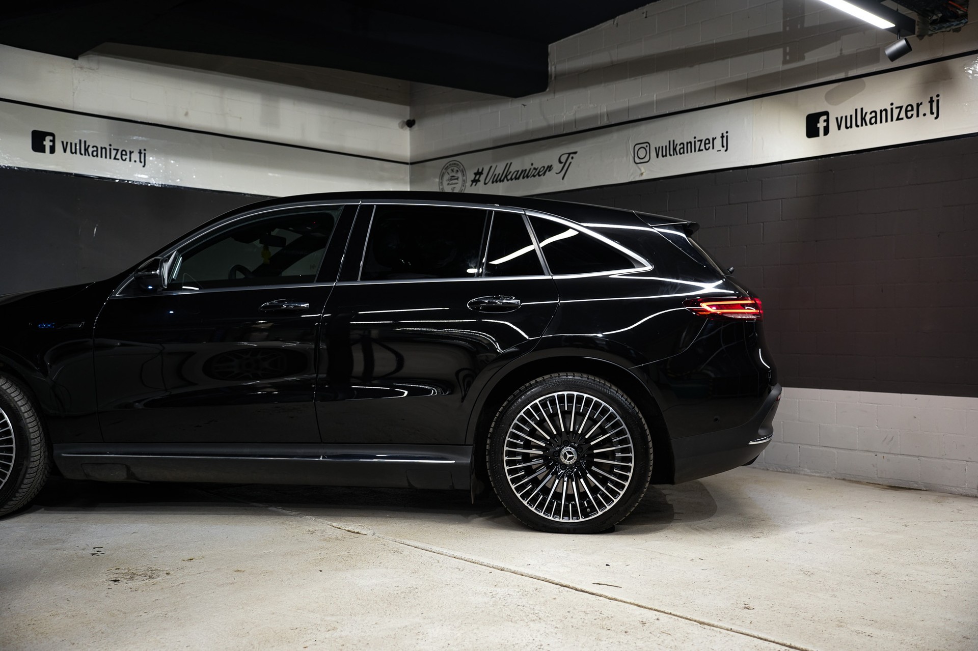 MERCEDES-BENZ EQC 400 AMG Line 4Matic-image-6