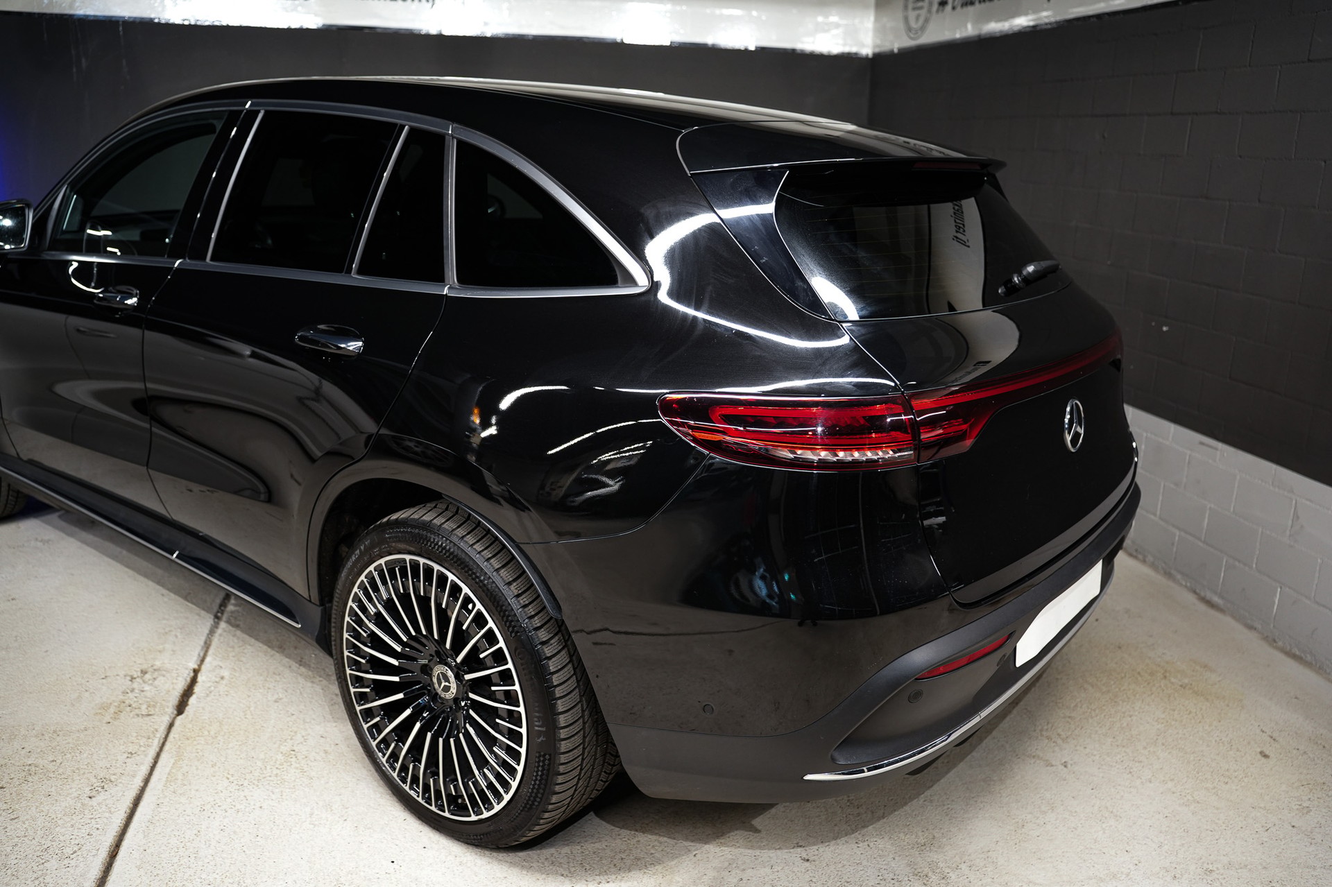 MERCEDES-BENZ EQC 400 AMG Line 4Matic-image-9