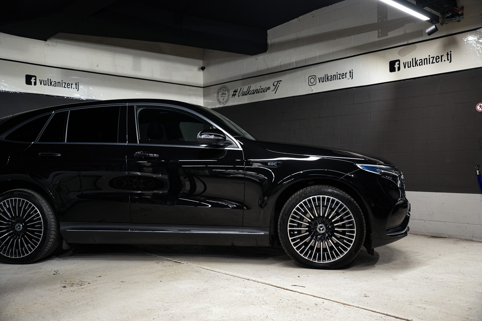 MERCEDES-BENZ EQC 400 AMG Line 4Matic