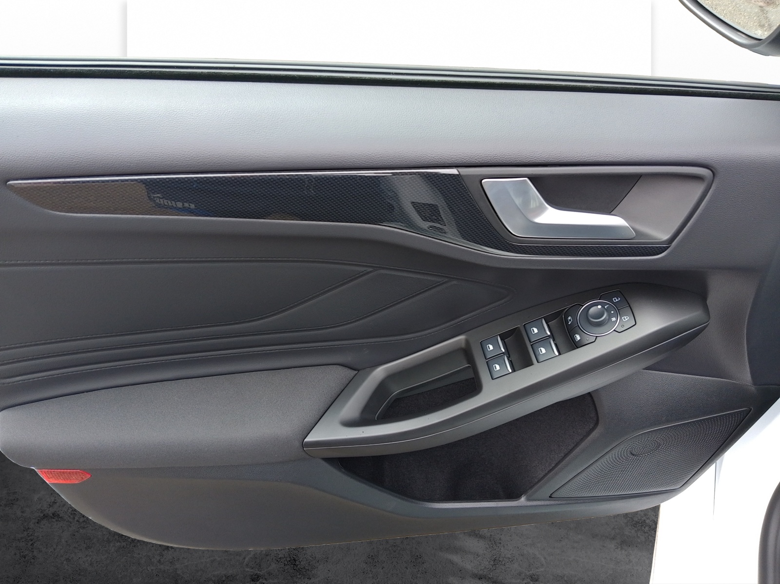 FORD Focus Station Wagon 1.0i EcoB Hybrid 155 ST-Line X-image-11