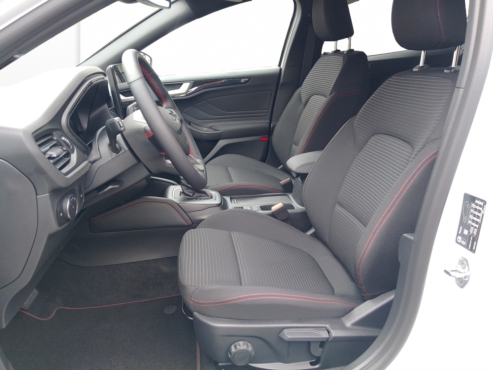FORD Focus Station Wagon 1.0i EcoB Hybrid 155 ST-Line X-image-9
