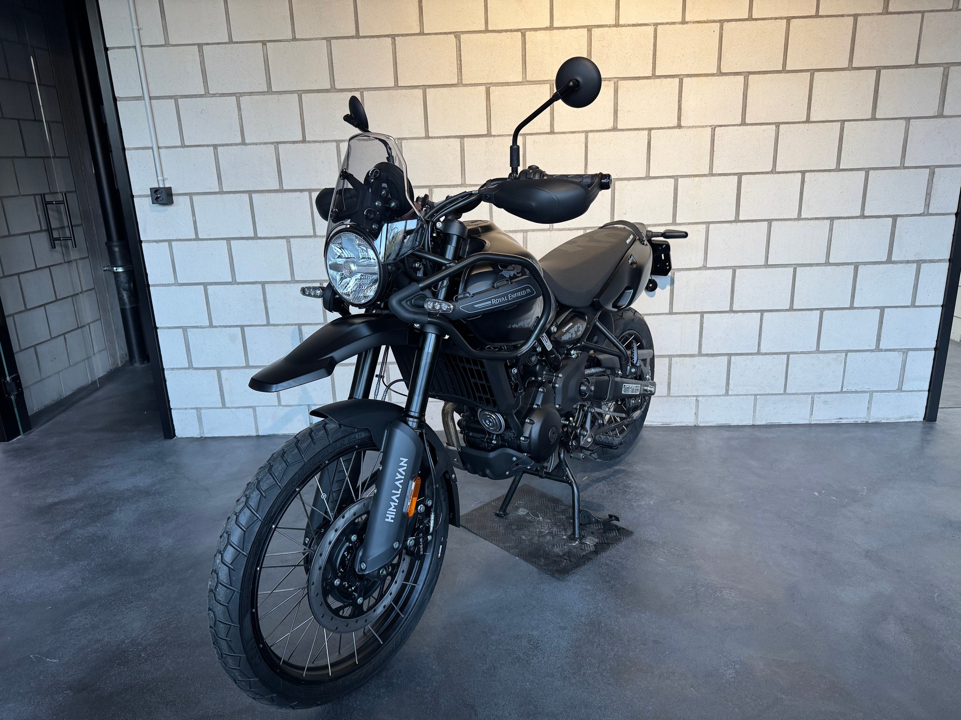 ROYAL ENFIELD Himalayan 452 Mana Black-showroom-element-2