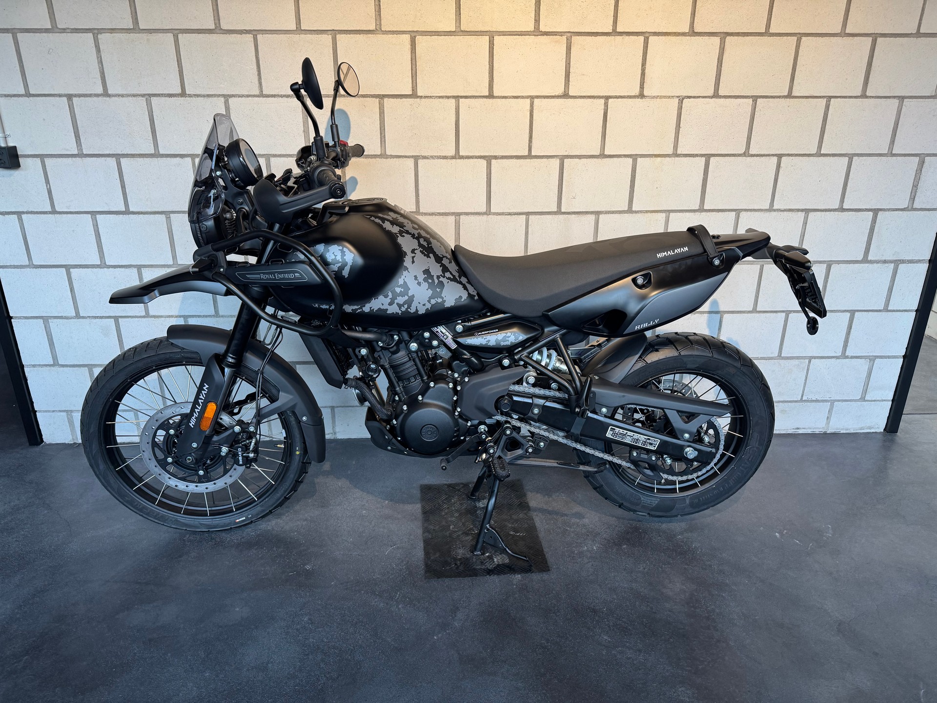 ROYAL ENFIELD Himalayan 452 Mana Black-showroom-element-3
