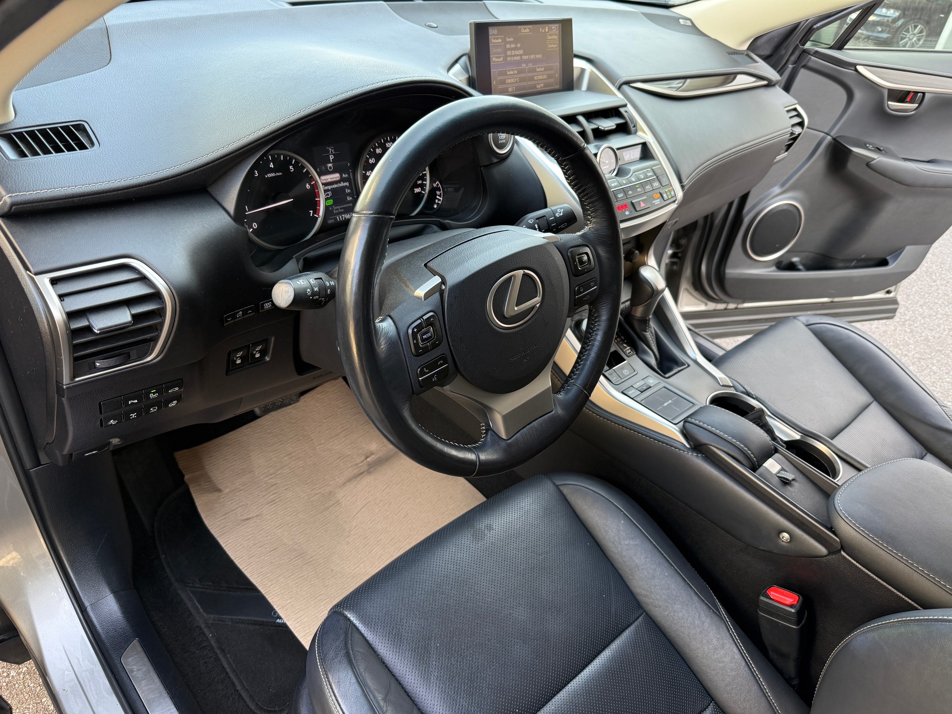 LEXUS NX 200t Teuerste Version Excellence AWD CH-Auto 75% Rabatt Automatic CH-Auto-image-12