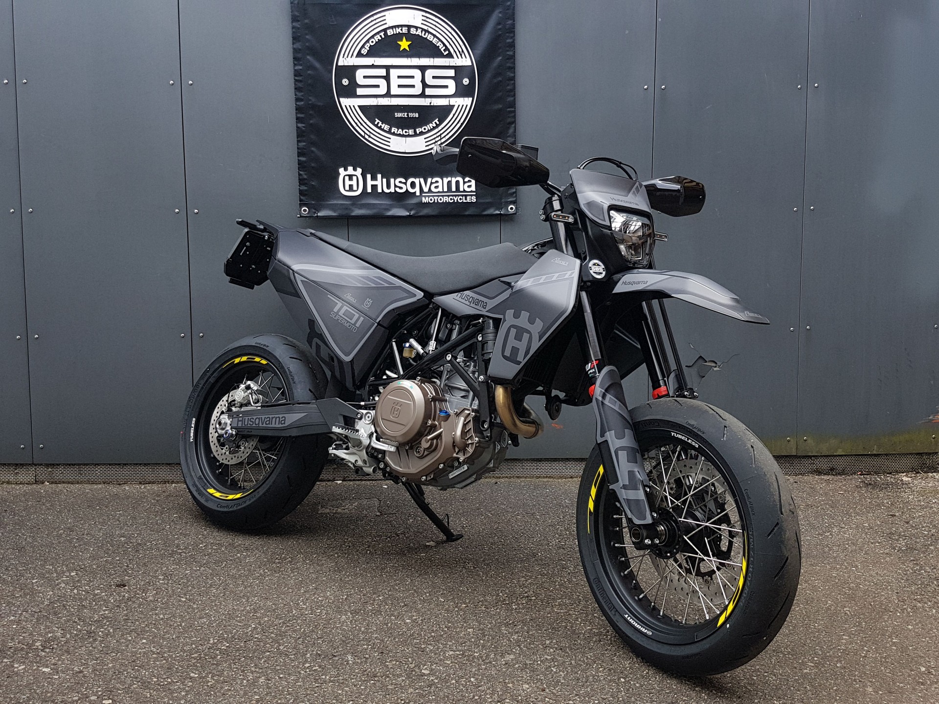 HUSQVARNA 701 Supermoto-showroom-element-2