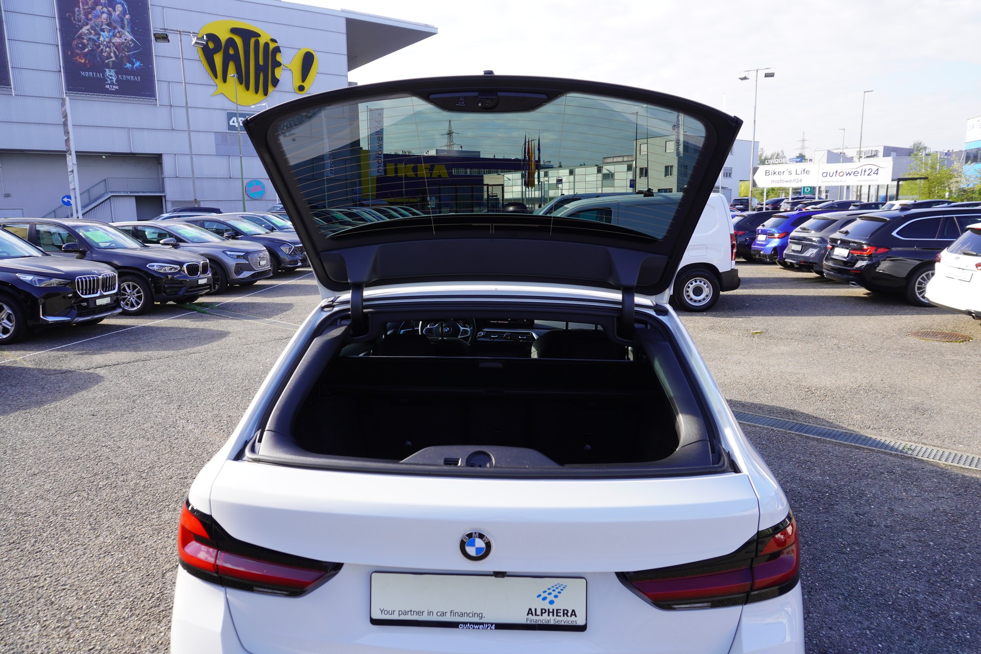BMW 520d xDrive 48V Touring M Sport Steptronic-image-13