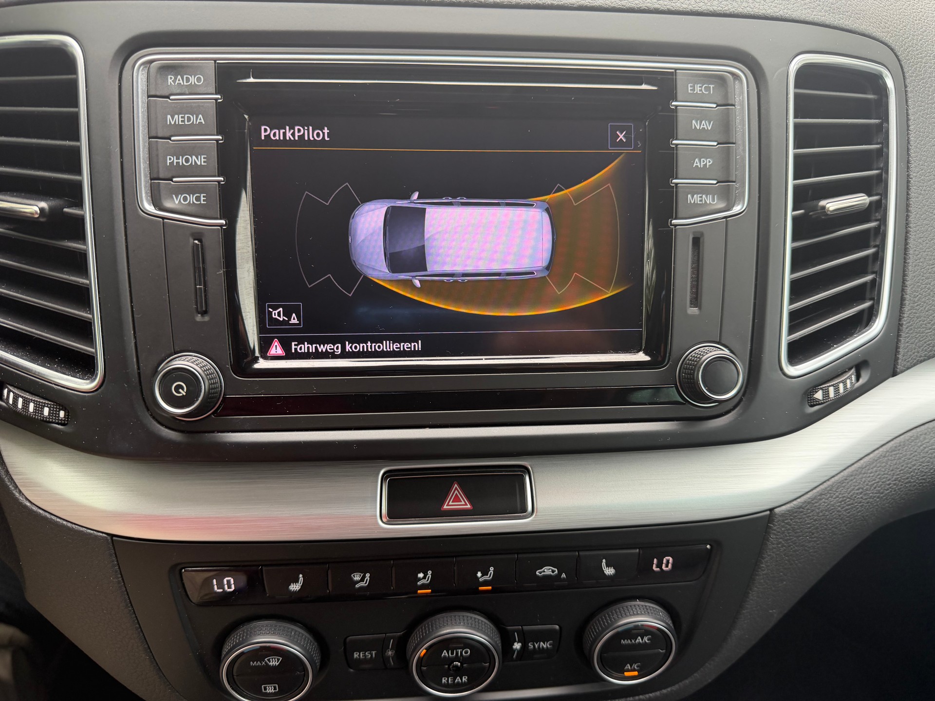 VW Sharan 2.0 TDI BMT Comfortline 4Motion DSG * Gr. Navi * Xenon * Klima-auto * Tempomat * PDC V&H * Distanzregelung * ACC * AB MFK-image-9