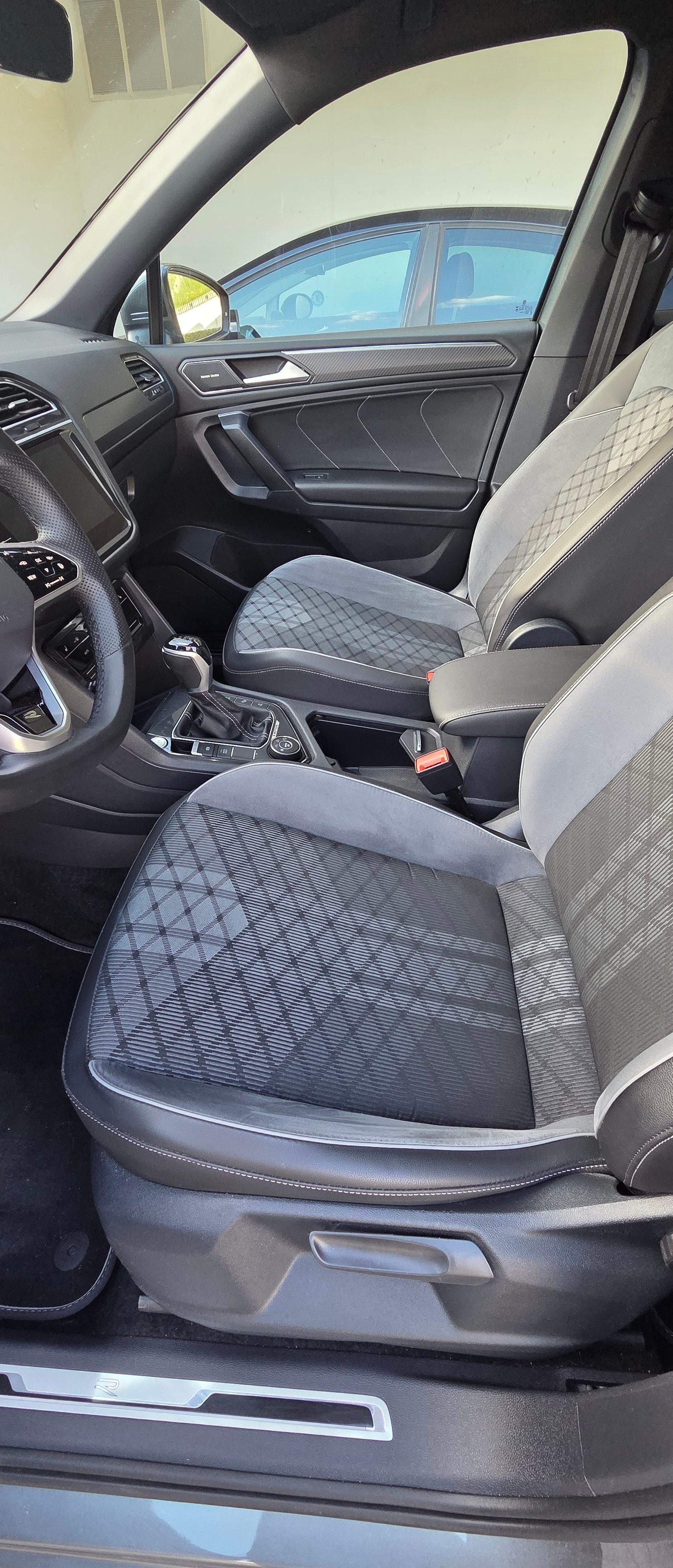 VW Tiguan Allspace 2.0TSI R-Line 4Motion DSG-image-5