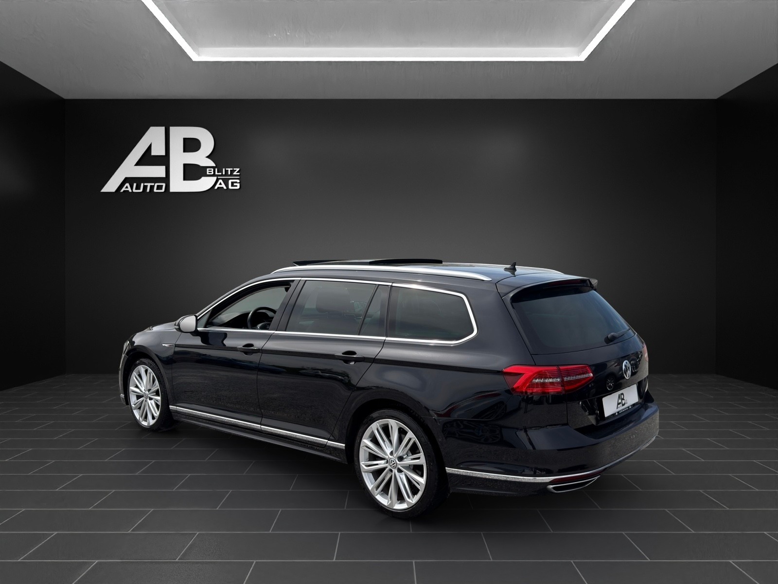 VW Passat Variant 2.0 TDI BMT High. R-Line DSG 4Motion mit 240 PS-image-2