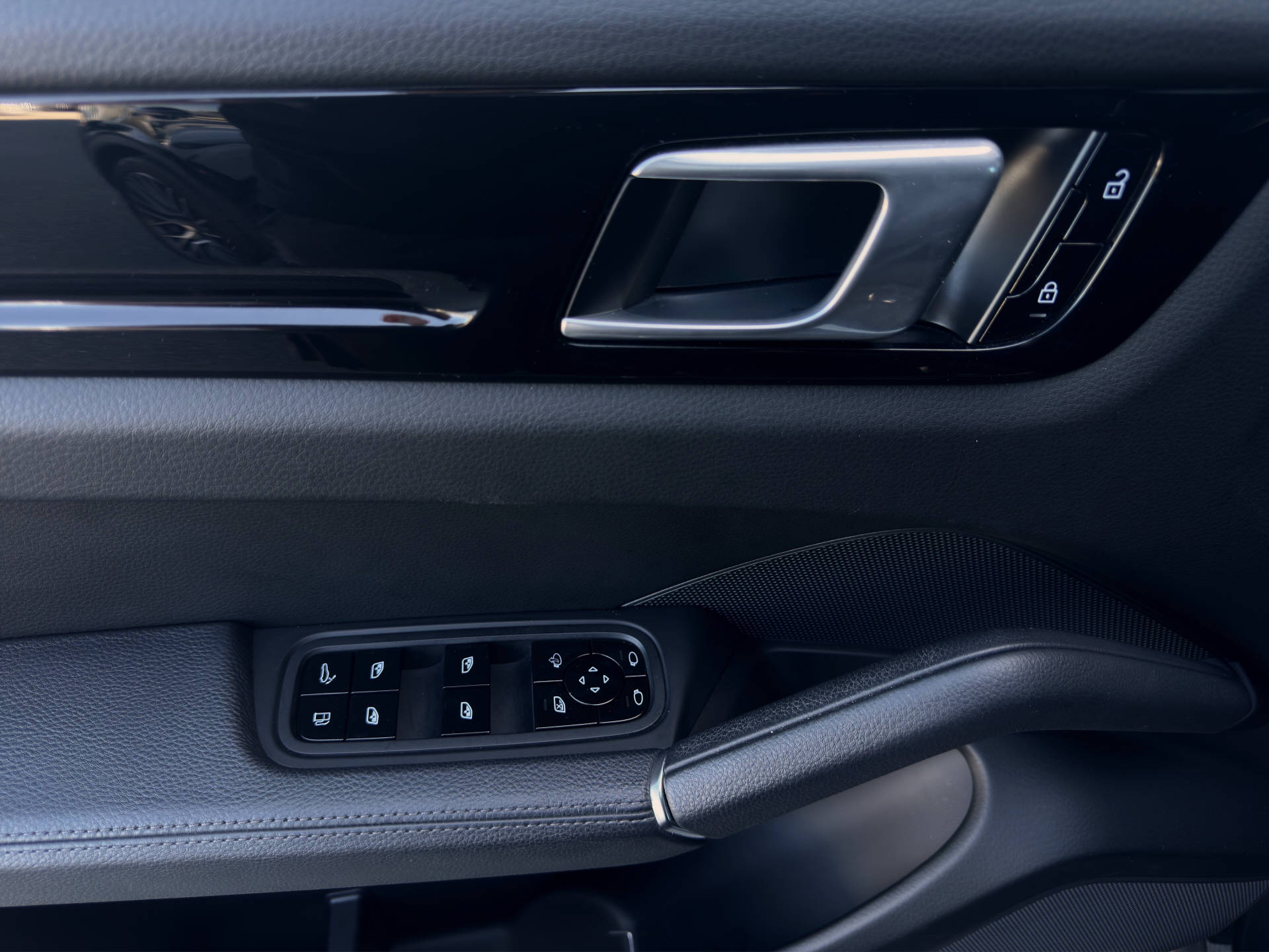 PORSCHE Cayenne E-Hybrid-image-10