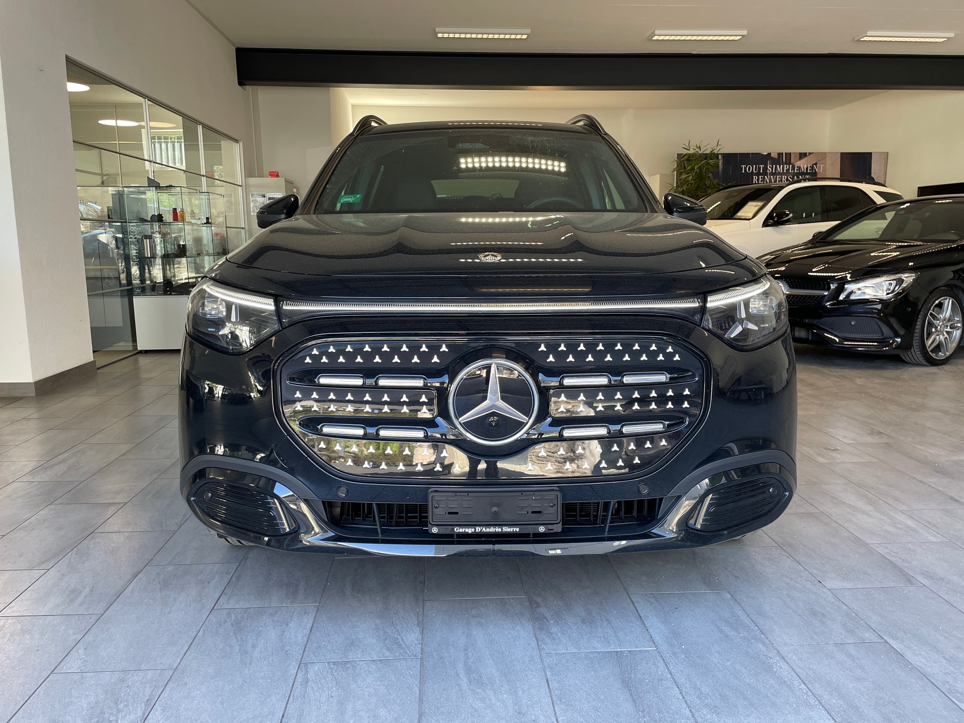 MERCEDES-BENZ GLB 350 4M EQ 7 places-showroom-element-1